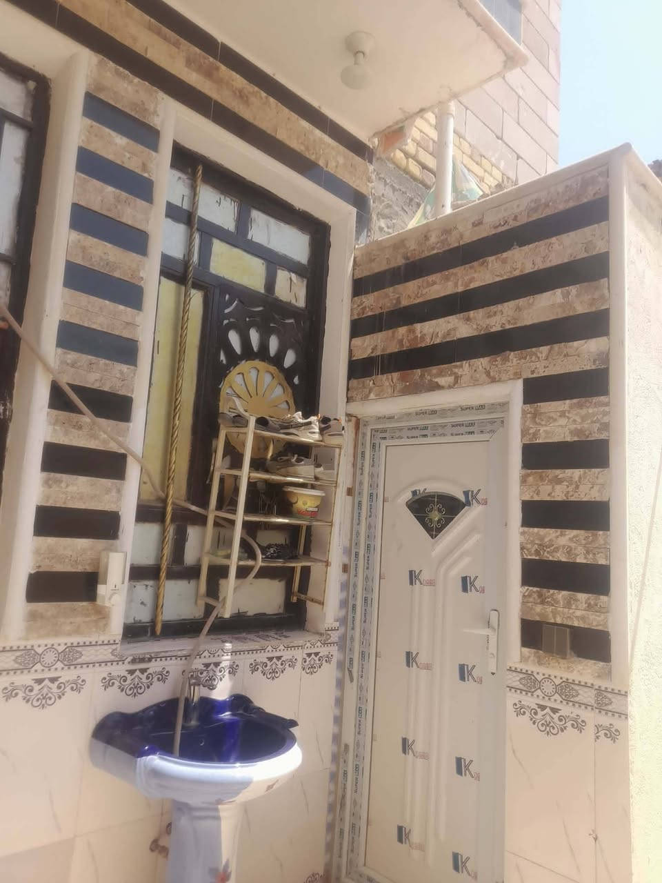 بيت للبيع ✍️ 

العنوان :تضحيه حي الكرامه

طابو صرف 

خلفي 100م

البيت طابقين طابوك وكونكريت
 
  الطابق الأول غرفه وستقبال ومطبخ وصاله وحمام ومنور وحمام خارجي  

الطابق الثاني اغرفتين نوم  وصاله وحمام 

مطلوب اسكان ٤٣ وبيدهم ٦٣وبي مجال

                  للستفسار:***********📞
                نستقبل كافة العروض العقارية ✍️
