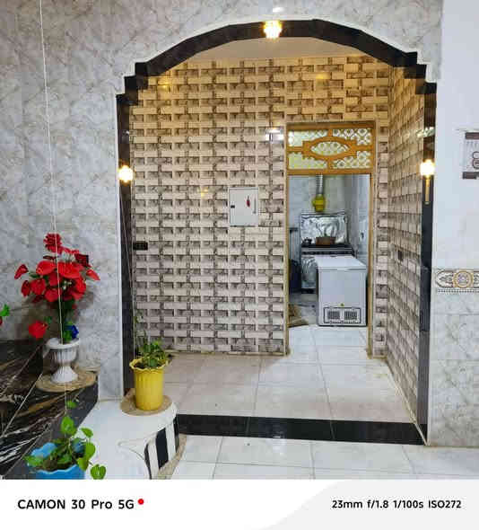 بيت في حي الحكيم نزلت زرزر قريب على المدرسه مكون من غرفتين وصاله ومطبخ واستقبال وهول صحيات داخليه و خارجيه بناء درجه اولى طابوق مساحه 215  سعر 70 وبيه مجال  رقم *********** 👍
