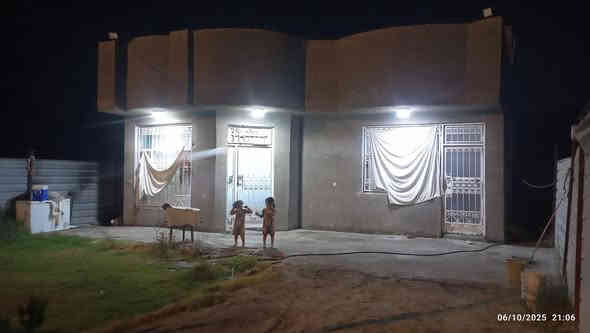 دار للبيع طابق واحد 

المساحه 350 متر واقع حال 400

يحتوي على غرفتين نوم وصاله واستقبال ومطبخ وحديقه ومجمع صحيات داخلي 

الدار جاهز للسكن 

الموقع على الشارع العام مباشر

للاستفسار ***********

البيت مرتب الصور تشرح الحال وبالواقع بعد احلى 

 وبناء حديث 2023
