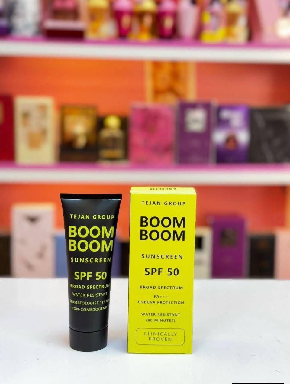 واقي شمس Boom Boom من إنتاج شركة Tejan Group، ويتميز بعامل حماية SPF 50، مما يجعله يوفر حماية عالية جداً من أشعة الشمس فوق البنفسجية (UVA و UVB).
المميزات الرئيسية للمنتج ☀️
حماية واسعة الطيف: يحمي البشرة من الحروق والاسمرار (أشعة UVB) ومن التجاعيد والشيخوخة المبكرة (أشعة UVA).
مقاوم للماء: يظل فعالاً حتى مع التعرق أو السباحة لمدة تصل إلى 80 دقيقة تقريباً.
خفيف على البشرة: يتميز بتركيبة غير دهنية سريعة الامتصاص ولا تترك أثراً لزجاً أو طبقة بيضاء.
مناسب لجميع الأنواع: مصمم ليناسب البشرة الحساسة والدهنية والمختلطة، ولا يتسبب في انسداد المسامات.


**إذا كنت صاحب هذا الإعلان وتريد حذفه لأي سبب، رجاءا أرسل رسالة إلى الدعم الفني**