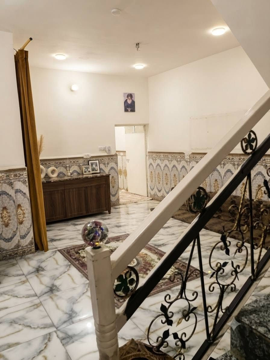 السلام عليكم نصف قطعة للبيع بشارع المحطة مال الغاز البنص بيت يحتوي على ستقبال وصالة وغرفة مثل مموضح بصور والقاط الثاني يحتوي غرفة وصالة ملبوخ سمنت فقط القاط الاول صب والقاط الثاني مسكوف جينكو سعر 30 رقم *********** بي واتساب
