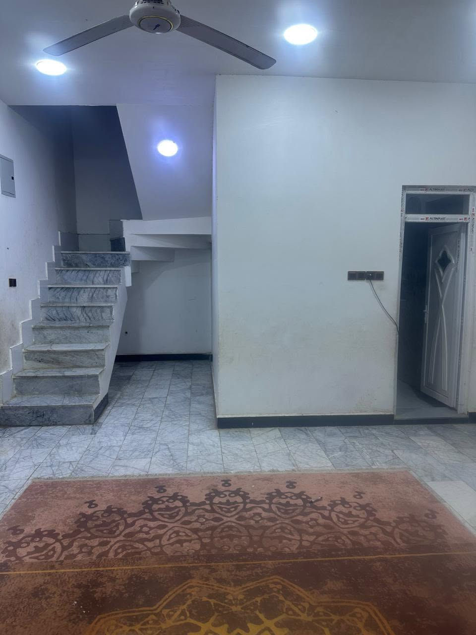 الدار لبيع سده دور النفط الشارع الاول والشارع الثاني يم جملونات العنتاكي مساحه (١٩٠)متر بناء درجه اولى سند (٢٥)طابق واحد متوفره كافه الخدمات السعر (١١٥)مليون(***********)

