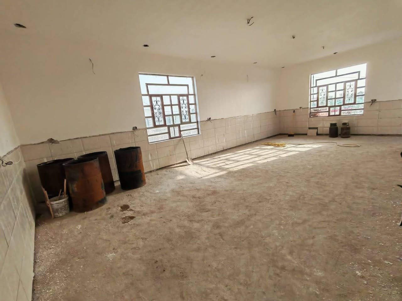 السلام عليكم يوجد عقار للبيع ابو غريب منطقة الشيحه بنات البكر قرب مستوصف عكركوف منطقه سكنيه شاليهات ومزارع مدارس  مساحه ٢٠٠٠ متر،، بناء ٣٦٠ متر بناء جديد وتأسيس ماء وكهرباء مجاري نقص ارضيه كاشي بيت كامل مكمل مامسكون موجود 
الاستفسار اكثر راسلوني واتساب ***********👌
