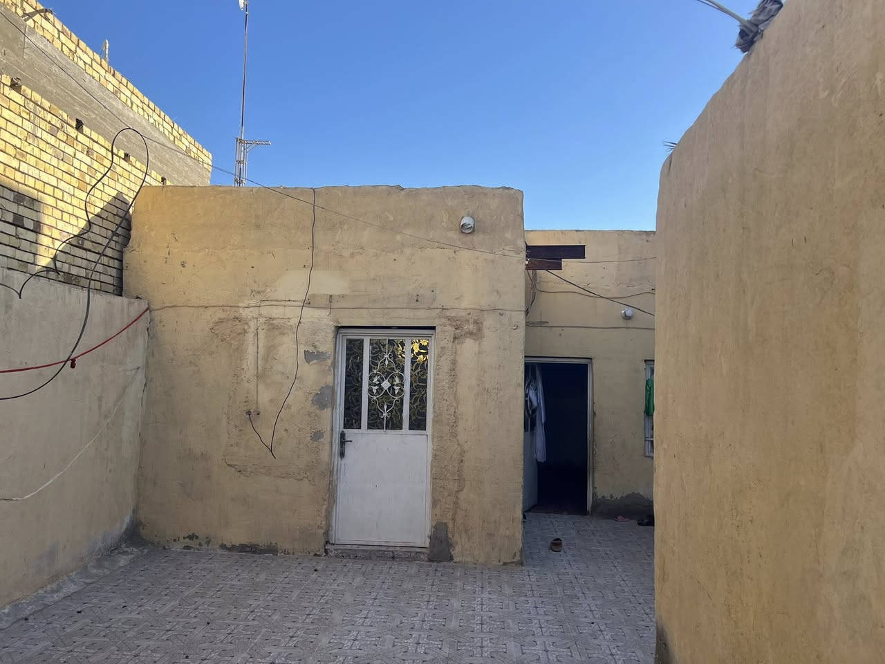 السلام عليكم
بيت  للبيع في قلعه سكر 
منطقه الخماس شارع الطاهريه 
مساحه 240
السعر والشراي اتصل ع الرقم 

الاستفسار ***********
