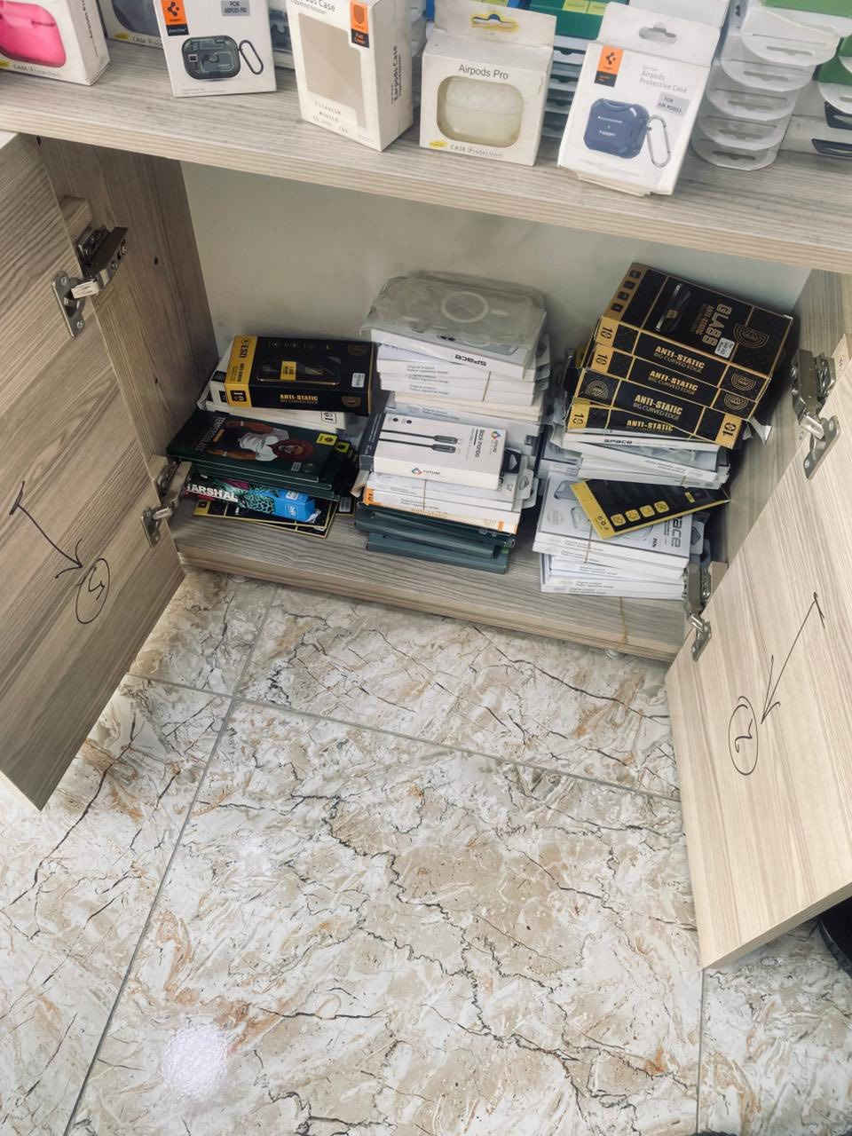 السلام عليكم
محل للبيع كامل ديكور وبضاعة 
بأسم(TiTANIUM)
اعلان خارج المحل (لوحة المحل)والديكور كله مختم نفس الاسم
للتفاصيل واتساب
***********
***********
