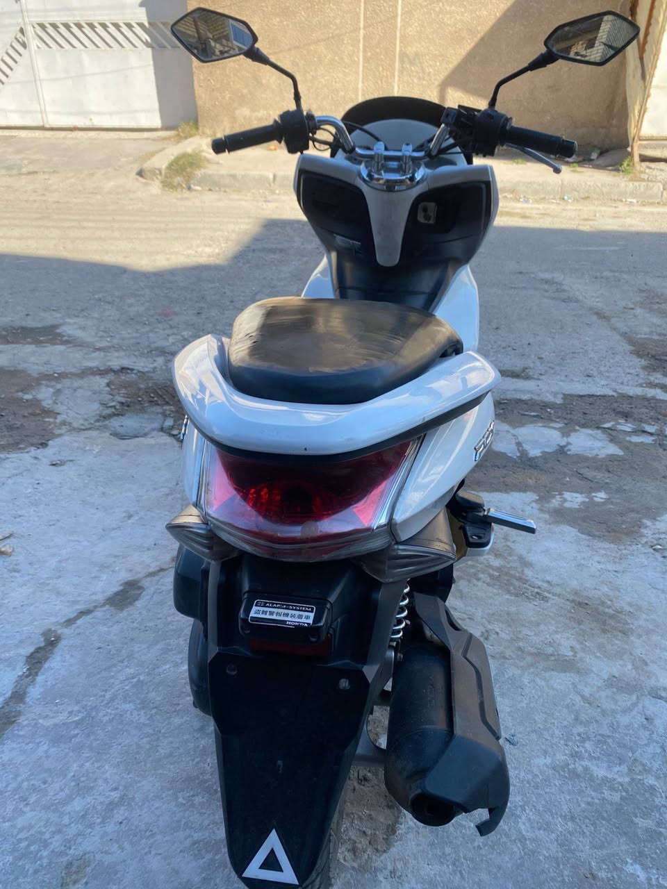 السلام عليكم عليكم دراجه بي سي اكس مكينه 150 كهربائيات شغاله الدراجه شلعه و معدل محركها حلو بس بيها لاستيك ولف الدراجه حساس ازدحام شغال حرف A دشبول كله شغال عده البانزين ما يشتغل بيها نضام سرقه السعر مليون وبيها مجال بسيط المكان الغزاليه شارع المركز الرقم ***********
