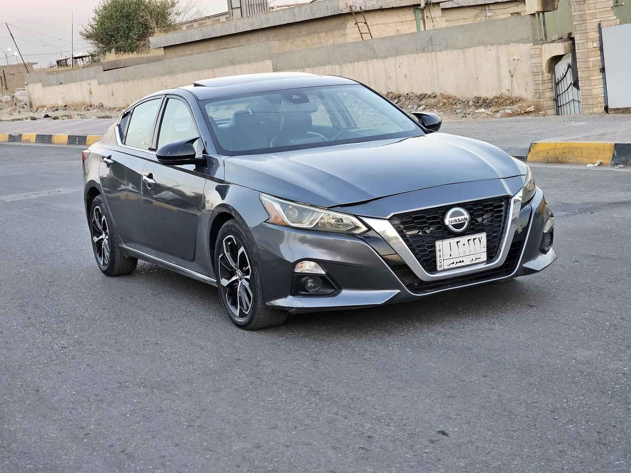 للبيع 
سعر 98 $
نيسان التيما موديل 2019 الشكل الجديد فئة SL 
السيارة فول مواصفات  1/1
🚫  ضرر جاملغ خلفي يمين فقط 
صبغ اقل من حزام ابيع حزام مرفوق صورها بأمريكا مع الصور🚫 
رقم نينوى الماني شرط التحويل 
فول مواصفات 
1- نيسان التيما SL موديل 2019 
2- محرك 4 سلندر 2500 
3- ويل كب حجم 17 كروم اصلي مع طقم تاير بحالة ممتازة 
4- رادار امامي للتتابع والتوقف التلقائي لتجنب الحوادث
5- بصمة باب وبصمة تشغيل وميزة التشغيل عن البعد
6- سلايد روف قمارة 
7- حساسات الاجتياز الجانبية 
8- يدات ابواب نيكل اصل 
9- اشارات بالمرايا الجانبية 
10- كاميرا خلفية اصل مع حساسات خلفية اصل 
11- ميزة التوقف التلقائي بالرجوع للخلف 
12- صالنصات عدد 2 سبورت
13- لايتات زينون اصل مع كشافات LED ابيض عالي الانارة مع كاشفات ضباب
14- غرفة السيارة جلد اسود اصل مع تحكم فول كهرباء لكشنات المقدمة 
15- ستيرن حرف D رياضي 
16- تحكم ستيرن جهتين وتحكم الرادار والصوت والشاشة الداخلية والبلوتوث والحاكية وكروس السرعة وباقي اوبشنات المركبة 
17- تبريد السيارة قطعتين امامي وخلفي
18- تطعيم صاج لدواخل السيارة 
19- شاشة دشبول كبيرة TAB مع نظام اندرويد
20- السيارة ماشية 159 ألف كيلو متر
21- نظام صوت BOSE 
وباقي مواصفات غنية عن التعريف 
سيارة جاهزه 
موصل الايسر مجمع السلام قرب محطة تعبئةالتأميم
***********
***********
