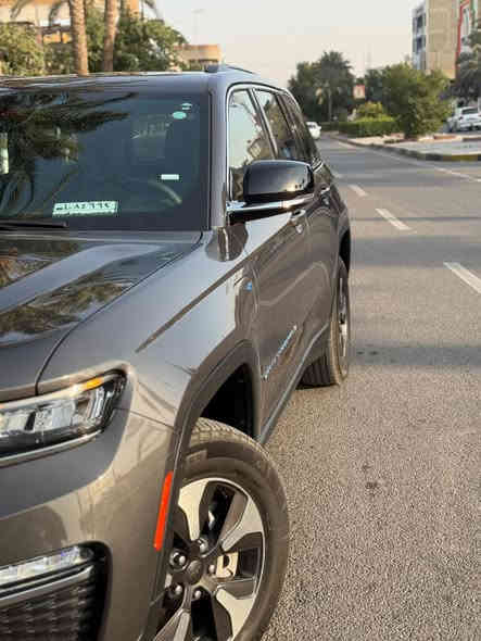 ‏  كلين تااااااااااايتل Jeep Grand cherokee 4xe
الموديل٢٠٢٤ 4x4 هايبرد
ماشية 27000 
الداخل لونين مطعم بصاج
إنارة داخلية LED 
5 راكب 
‎3 انضمة بنزين +هايبرد +كهرباء
#مواصفاتها
.  
.بصمه تشغيل عن بعد
.دمام خلفي
.كشنات جلد
.كشن السايق ميمري
.كشنات كهرباء
.صندوق كهرباء
.حساسات خلفيه 
. قطعتين تبريد 
.اشاير بالمري
.رادار امامي
.رادارات 360
خمسة وضعيات قياده
. بنوراما فتحتين
. كير ماوس
. نظام منحدرات
. هيترات بالكشنات 
.ويل كب كروم
.لايتات لد
.بكلايت لد
.كشافات
.بصمة ابواب
. نضام توقف ذاتي
فول مواصفات 1/1  بعد بيها مواصفات
صور الحادث على الخاص
السعر 34000 وبيها مجال بسيط
للاستفسار اكثر الاتصال على الرقم
***********
