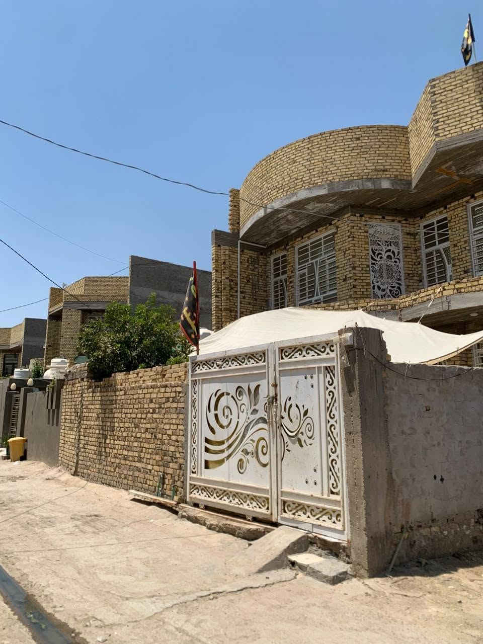 السلام عليكم دار للبيع طابقين موقع مميز طابو زراعي سند 25 المساحة 250م بناء حديث موقع البيت عله ربيانه
في الفرع مقابل وعد الكصاب 
خدمات ماء كهرباء كاملة شارع صب يحتوي الطابق الاول علة استقبال كبير وصالة كبيرة ومطبخ وغرفتين والطابق الثاني غرفتين وصالة قيد الانشاء صحيات داخليه وخارجية السقف للطابقين كونكريت مسلح 
المكان بابل المدحتية الحمزه الغربي 
السعر 150 وقابل للتفاوض استفسار اكثر ***********
السلام عليكم دار للبيع طابقين موقع مميز طابو زراعي سند 25 المساحة 250م بناء حديث موقع البيت عله ربيانه
