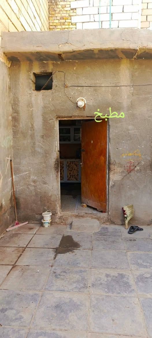 بيت خلفي طابو مشترك باسمي احوله رأساً 80 متر بالطابو واقع حال اكثر من 90م بناء مكون من غرفتين ومطبخ وساحه كبيره وحمامات العنوان سوق الشيوخ شارع موكب العقيله اول فرع من تنزل من جهة الصوره رابع بيت عن الشارع سعر 46 وبي مجال للشراي الاخلاء خلال فتره قصيره

واتساب ***********

