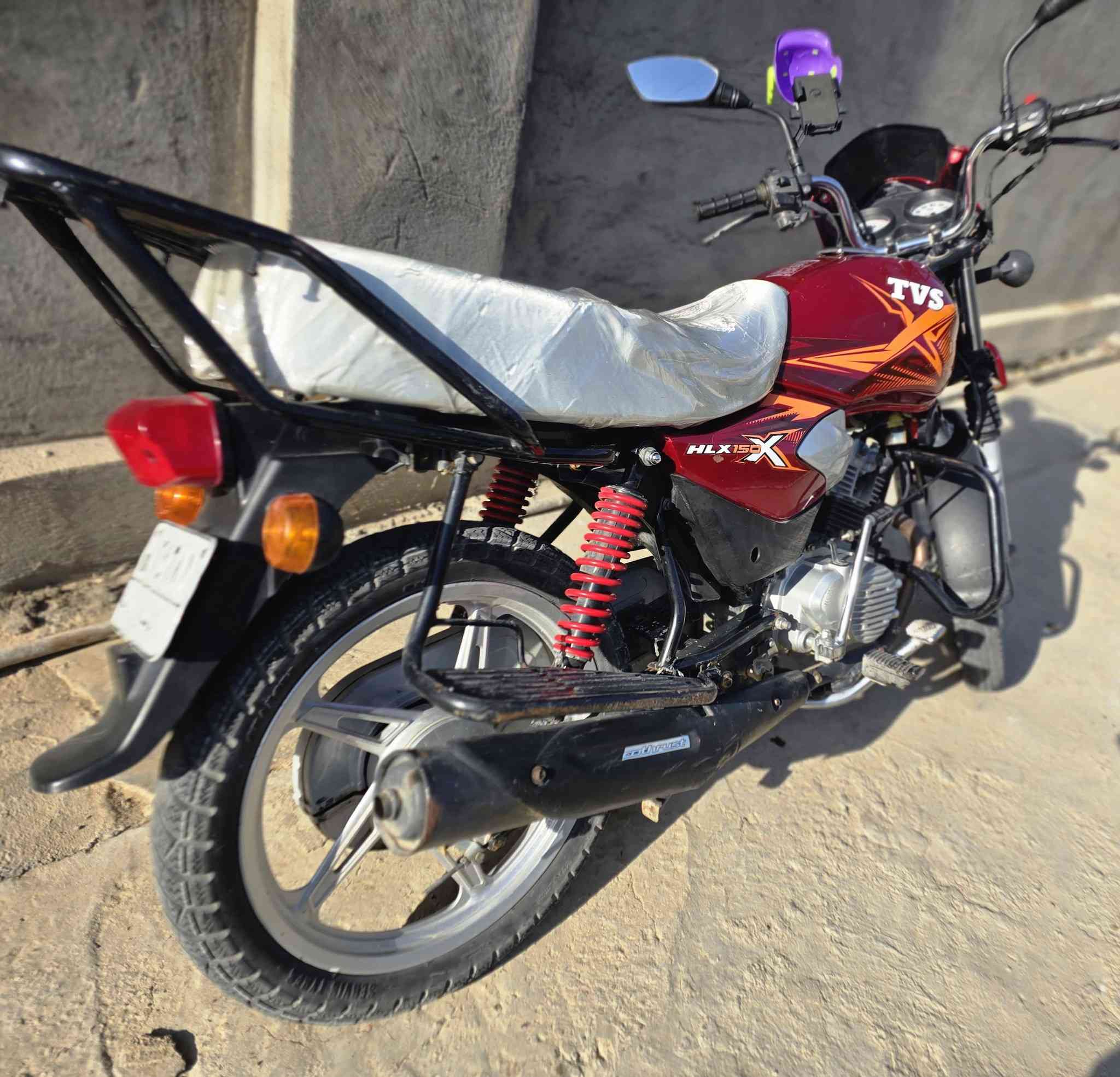 السلام عليكم دراجه TVS للبيع
الدراجه نضيفه ومرتبه ما ناقصها فقط شغلات بسيطه بالدرع
الدراجه مسجله وكامله لوحه وسنويه 
السعر 1100 قفل 
للتواصل ***********
