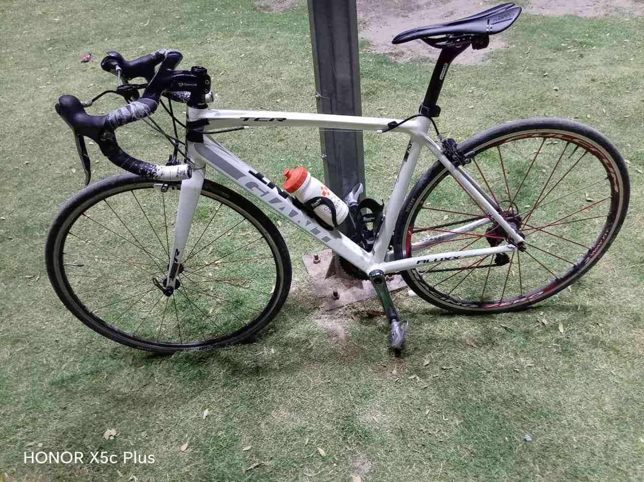 GIANT TCR ALUXX SL 🇹🇼
دراجة الطريق(Rode bike) ماركة جاينت الفئه النادره.
وزن الدراجه: ريشة خفيفه. 

فئه الTCR معروفه بالوزن الخفيف والسرعة والمتانة والسلاسه.

معدن الدراجه المنيوم الماشة كاربون ستيرن متصل كاربون مده سرج كاربون السرج كاربون،قواعد مطاره كاربون.
حجم:51/52 M
مجموعه الدراجة: Shimano Tiagra المجمع براكيت دفن.
عدد التروس:2/10
الوياله: الخلفي فل كروم جوبلس شيش،بطيخة كاربون 
الدشلي ايطالي ناعم 4بنط والامامي سيم
الخلفي بوربرن والامامي صجم.
لكات:ماركه LOOK

 بيها شخوط بسيطه مثل ما موضحه بالصور.
الدراجه:مبولشه بالكامل 
السعر: 525 قابل للتفاوض 
العنوان:بغداد/ الدوره 
الدراجة كامله مكملة من كل النواحي.
للمهتم مراسله /خاص 
ملاحظه/ هديه مع الدراجه بكلايت حديث  اصلي حساس 
وعداد bryton لمس يدعم الخرائط،محمل خرائط العراق ويقيس من مكان الانطلاق حتى النهايه وكثير من المزايا في تطبيق الهاتف


**إذا كنت صاحب هذا الإعلان وتريد حذفه لأي سبب، رجاءا أرسل رسالة إلى الدعم الفني**