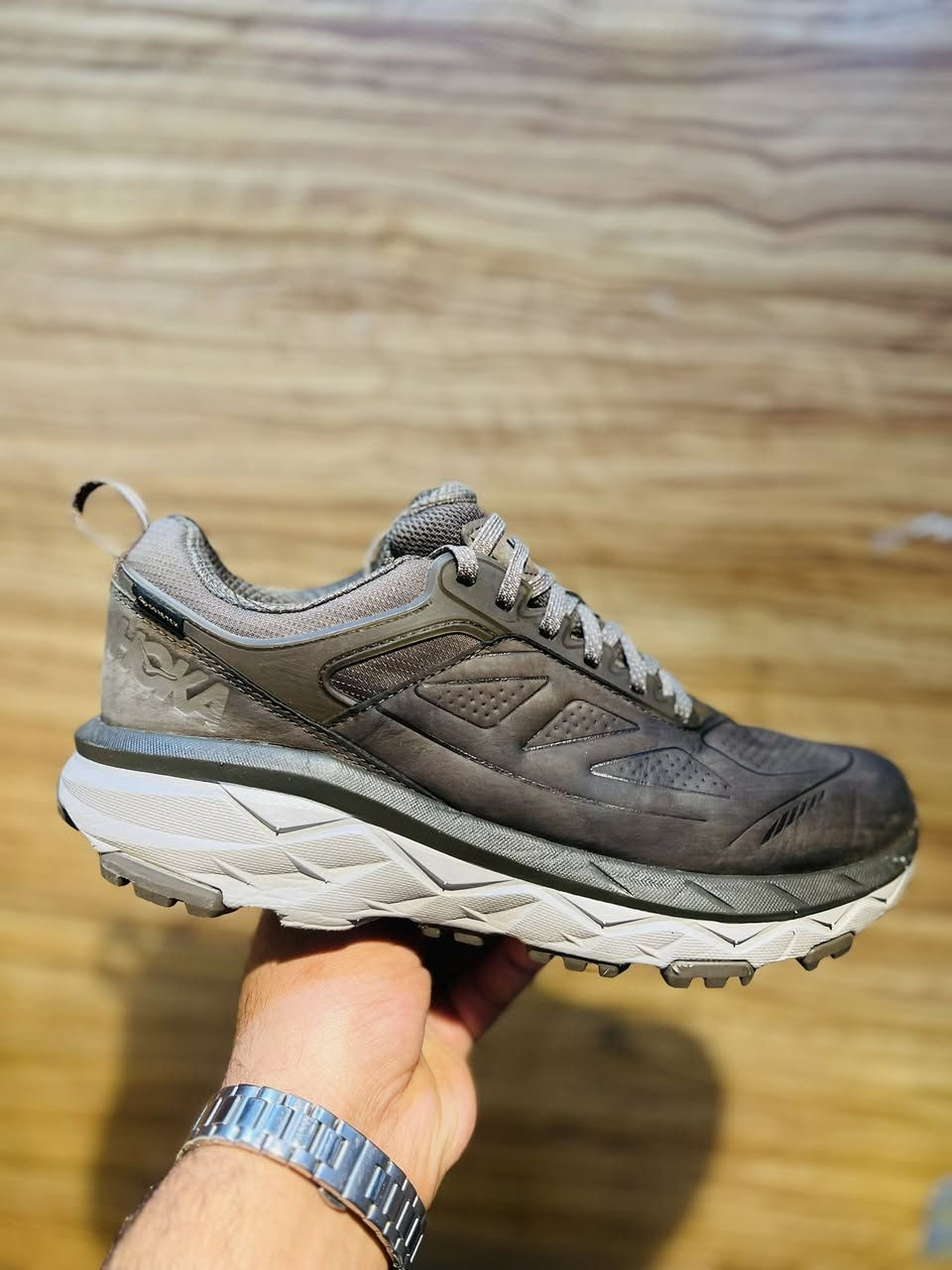 هوكا باله امريكي اصلي 
وتر بروف ضد الماء 
اللون زيتوني
قياس40.5
طول القدم 25.5
النظافه 100.100
توصيل جميع المحافظات 
للحجز واتساب 
***********
