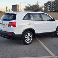 عندي كيا سورنتو 2012 ٧ ركاب مكفوله من البارد وصبغ ٤ تايرات جدد محرك ٢٤...