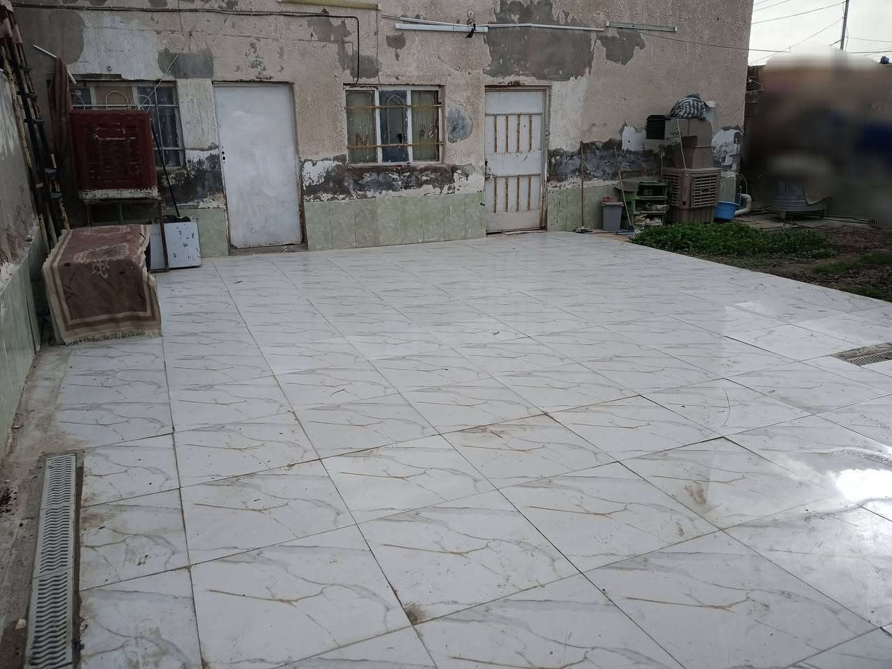 سلام عليكم بالنظر للوعود الكاذبه بيت للبيع في منطقه ام الخيل قرب مركز الجوادين الجديد  يتكون البيت من غرفتين وهول ومطبخ وبراني وصحيات داخليه وخارجيه البيت زراعي ومساحته ٢٠٠ متر السعر ٢٥؛ قفل مابيه مجال والاستفسار اتصال على رقم *********** مامتواجد على الفيس فقط تصال

