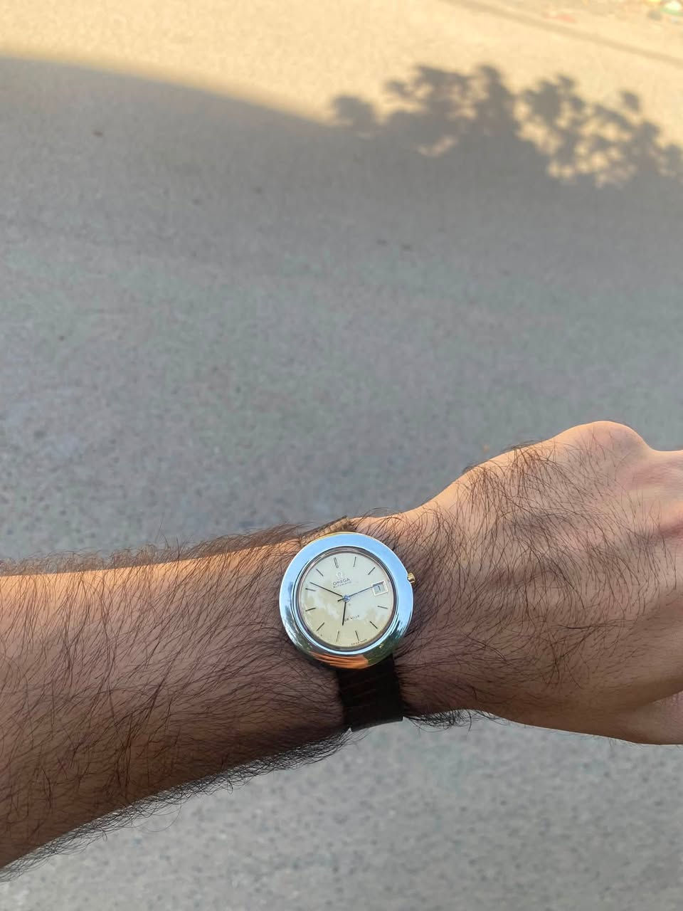 Made swiss 🇨🇭 || Omega de vile 

تحفة نادرة جداً من اوميكا ، انتاج 1970s 
Original (أصلي) . 
تصميم : Pebble / Oval 
مينا ذهبي . 
نافذة تاريخ يومي عند الساعة 3 . 
كيس ستانلس ستيل مصقول . 
القطر : 40 mm نادر جداً . 
نظام التشغيل / اوتوماتيك . 
الحالة : 100% 
للأستفسار مراسلة الخاص ✉️


**إذا كنت صاحب هذا الإعلان وتريد حذفه لأي سبب، رجاءا أرسل رسالة إلى الدعم الفني**