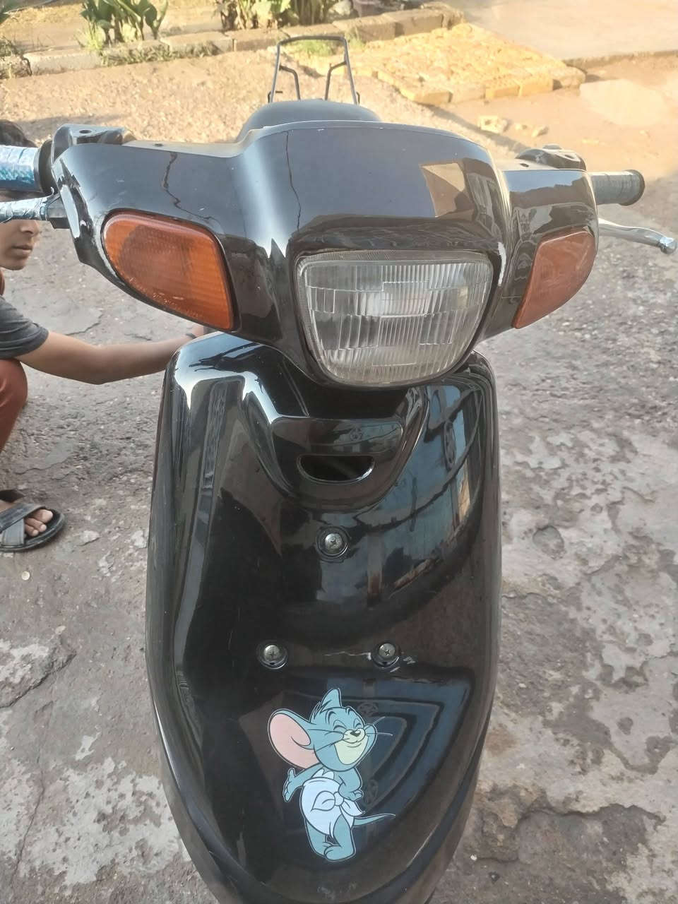 سلام عليكم دراجه بطه للبيع كامله مكمله
مكينه بلاديه ما مفتوحه 
سلف + هندر كله شغال 
الدراجه موديل 2003
الدراجه متعوب عليه اديرله دهن كله 
 الماني
سعره 250 وبيه مجال
دراجه مال جناي ما تعبك (***********) موجود واتساب
