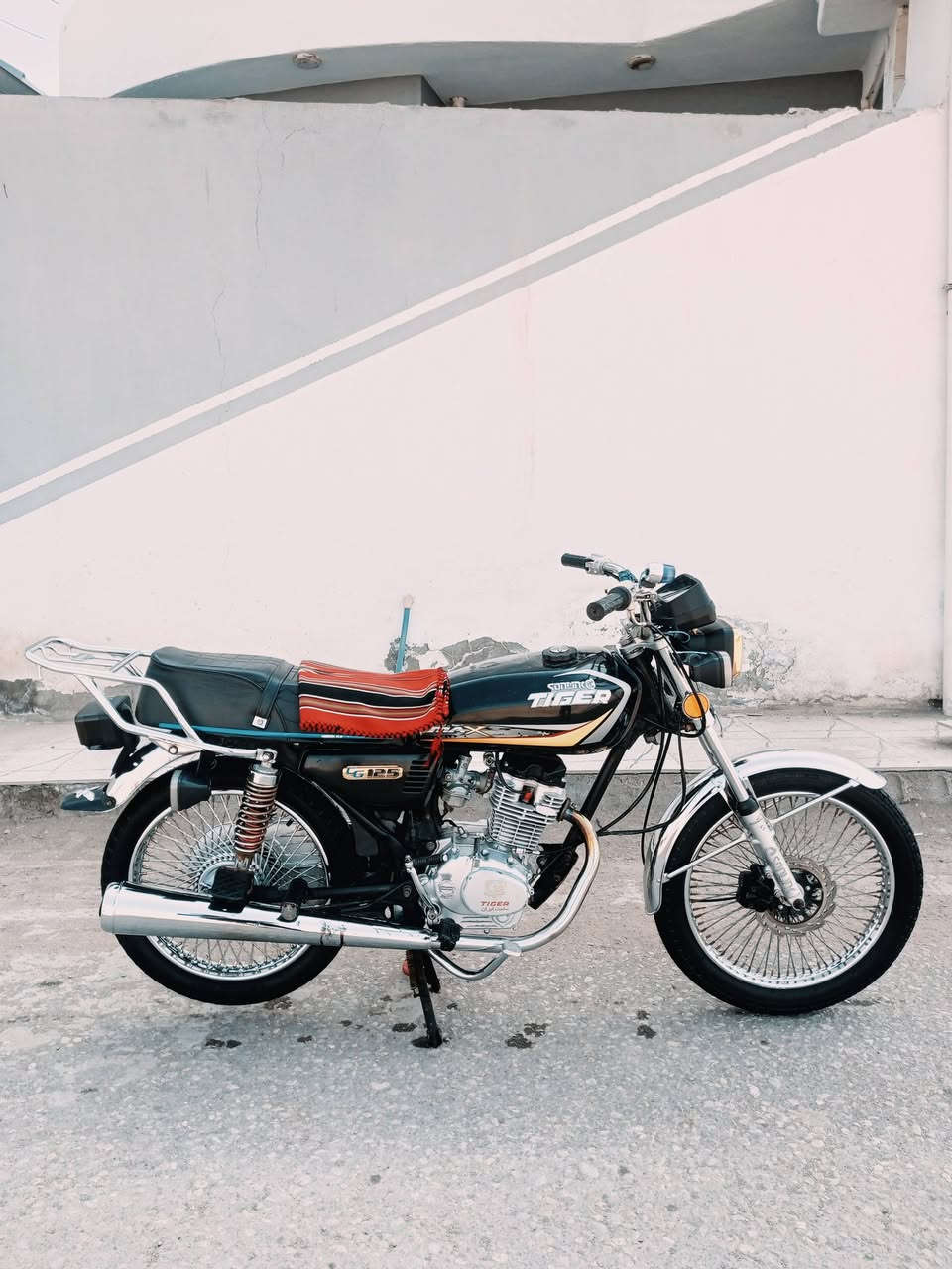 سلام عليكم تايكر (2022) محدثه (2024)اوراق سكنر دراجة كل كهربائيات شغالة دراجة نضيفة 80% محركة نشط شاصية مكفول عن العواج ولحيم.   سعررر {450} وبيه مجال مكاني بلقاسم 
اتصل ***********
