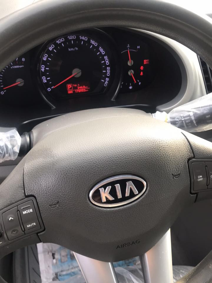 السلام عليكم سبورتج موديل 2013  خليجي مكينه 2400 كويتي ماشية ١٧٥ بدون صبغ بلادية  جاهزه من كلشي بسمي العنوان الغزالية للاستفسار على رقم *********** 
غير متواجد على نت
