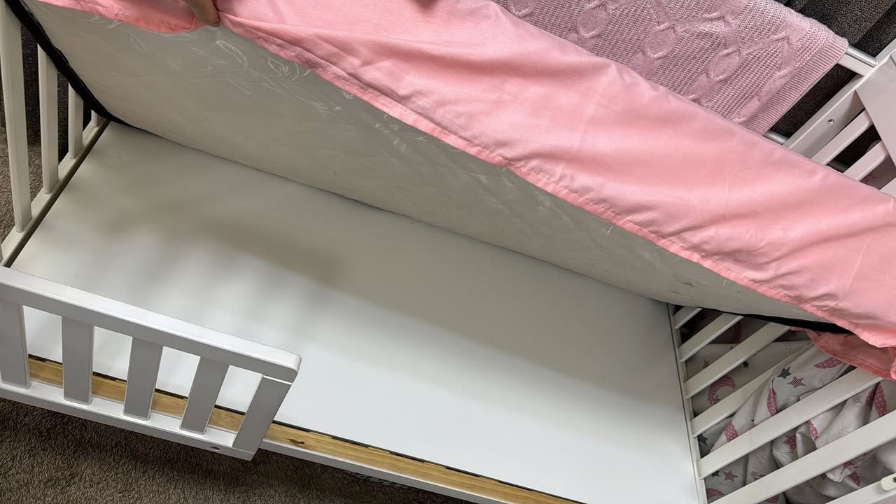 سرير اطفاال مستعمل قليل جداً ونظيف يشبه الجديد
يكفي لحد عمر٤سنوات
خشب بلوط طبيعي كلش ممتاز لون ابيض
متعدد المستويات 
قياسه ١٢٠*٧٠ تقريبا 
يصبح سرير نفر او سرير ملاصق لسرير الام 
مع حاجز امان صغير اضافي  وملحقاته (جروخ) يصير ثابت ومتحرك
اشتريته ب٢٦٠ ورايدته ١٦٠ مع دوشك هديه


**إذا كنت صاحب هذا الإعلان وتريد حذفه لأي سبب، رجاءا أرسل رسالة إلى الدعم الفني**