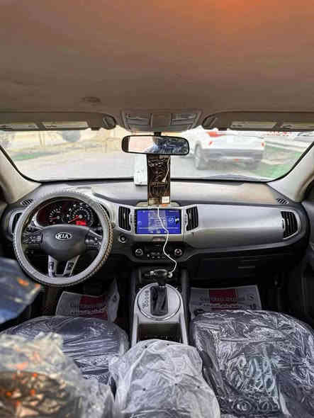 السلام عليكم  . 
صلوا على محمد😍.
KIA SPORTAGE (EX)..2016
للبيع  كياا سبورتج موديل 2016 وارد امريكي بيها جاملغ وبنيد صبغ ودور جاملغ الخلفي ففقط وباقي كفالة عامة السيارة جديدة وجاهزة من كلشي عليها أدامة كاملة گير مكينة حدادية تبريد ثلج ❄️ تدفئة كلشي جاهز وشغال ممتعوبه السيارة مواصفاتهاا فوووول 1/1 عدا البنوراما فئة EX………
مكينة 2400.
بصمة تشغيل+بصمة أبواب.
كراسي كهرباء.
كراسي جلد+مخمل.
كراسي تدفئة.
قطعتين تبريد.
نضام ECO.
نضام مانع تزحلق.
نضام APS.
نضام ESP.
تبريد بيانو.
شاشة كبيرة+كاميرا+حساسات+WI_Fi+B_T.
شاشة صغيرة معلومات القيادة والأعطال.
تحكمات ستيرن كامل+مثبت سرعه Speed control.
حاكية.
ويل كب كروم.
يدات نييكل.
وبعد بيهاا هواااي مواصفات السيارة كاملة من جميع النواحي وجديدة جداا ماشية (30) ألف mi وبل أضافة عليها طبقة نانو سيراميك (طبقة حماية) رقم بابل دولي تتحول بكافة محافظات العراق سنوية لغاية (2028)
السعرررر ((١٤٢)) وبيهاااا مجااال..  بسمي امداور ثاني يوم 
للأستفسار:***********
