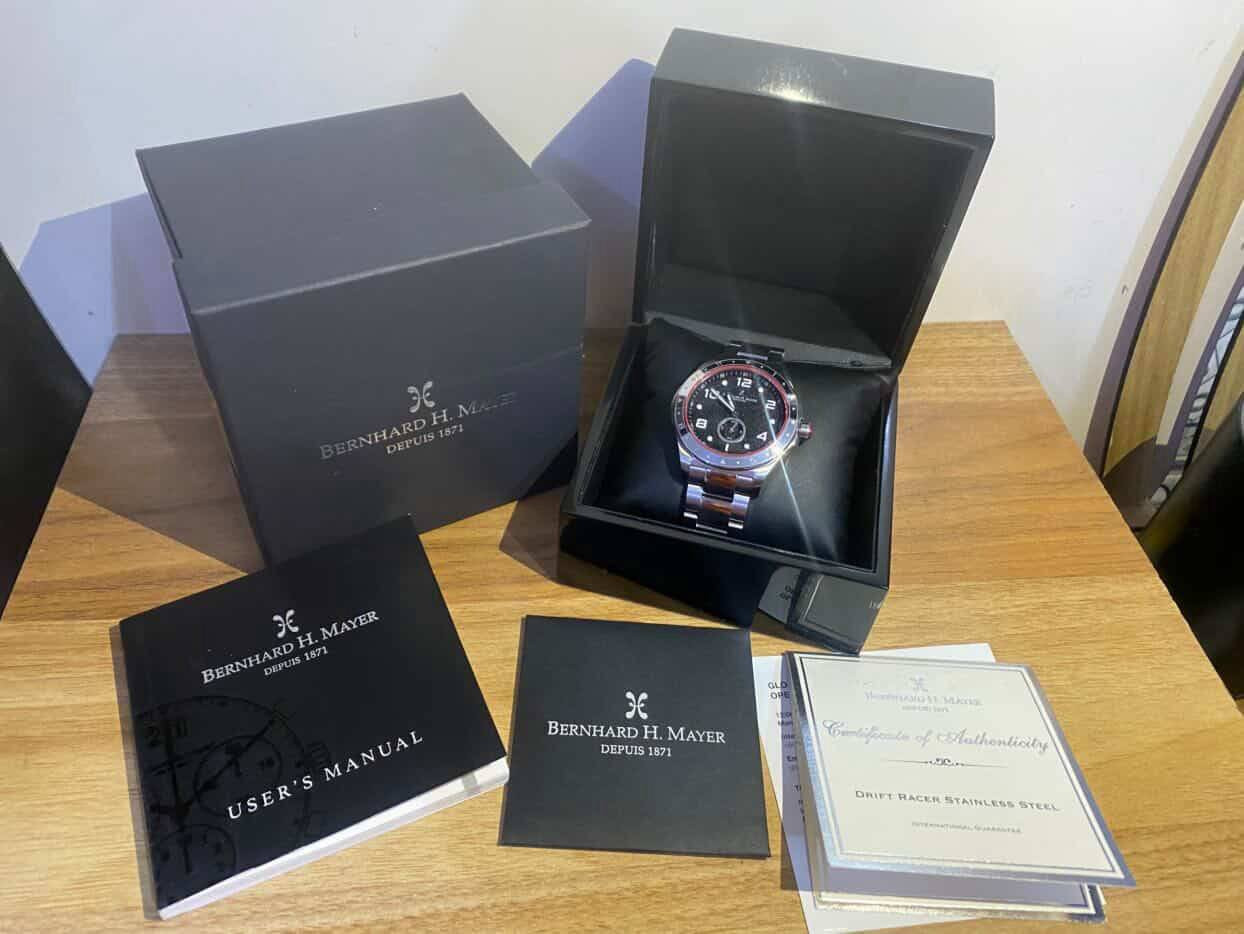 ❇️ساعه رجاليه فخمه من
❇️Bernhard H.Mayer Drift Racer
⭐️أنصهار السحر والأبداع والأناقه
❇️ساعه رجاليه فخمه من
❇️Bernhard H.Mayer Drift Racer
⭐️أنصهار السحر والأبداع والأناقه 
▪︎صناعه سويسرية أصليه 
▪︎القطر 44mm 
▪︎القرص باللون الأسود مع مؤشرات بيضاء مضيئة 
▪︎السوار فولاذ مقاوم للصدأ  مثبت ببراغي
زجاج كريستال ياقوتي مع طلاء مضاد للانعكاس
▪︎القفل مشبك قابل للطي 
▪︎المهام ساعات. دقائق. ثواني 
▪︎مقاومة للماء حتى عمق 50m 
▪︎الحركه كوارتز 

● للتواصل على الرقم ***********
