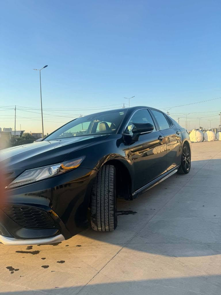 کامری (Toyota Camry)
مۆدێل: 2022
مواسەفات: SE
زانیاری زیاتر:
 باری بۆیاغ: چوار پارچەی بۆیاغە (سێ پارچەی پێشەوە + جاملغی دواوەی لای سایەق).
 باری تەکنیكی: گێڕ و مەکینە بە شەرت، هەموو گیانی بە شەرتە (تەقە و ڕەقەی نییە).
 مەسروفیات: ئۆتۆمبێلەکە بێ مەسروفە و یەک دینار مەسروفی نییە.
ژمارەی پەیوەندی:
📞 *********** أربيل, العراق
