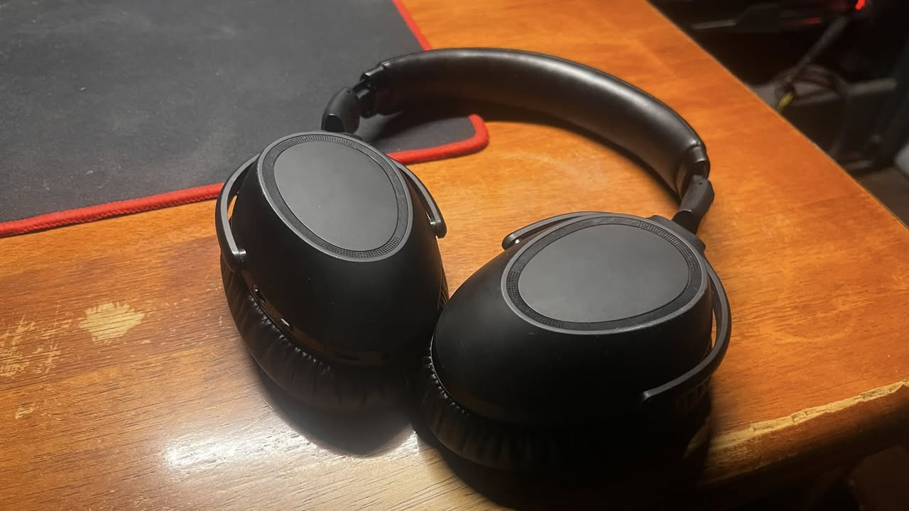 Sennheiser PXC 550 II 

حالة ممتازة

صارلها تقريبا سنة ونص عندي استخدام خفيف وغير متواصل لان عندي airbuds استخدمها ويايه وين ما اروح، تجي اشهر ما استخدمها اصلا ف قررت ابيعها لان جبت سماعات واير 

المواصفات:

• نوع السماعة: Over-Ear مغلقة (Closed Back)
• اتصال لاسلكي Bluetooth 5.0
• تدعم AAC و aptX و aptX Low Latency لتحسين جودة الصوت وتقليل التأخير
• نظام Active Noise Cancellation (عزل ضوضاء فعال)
• مايكروفونات مدمجة للمكالمات
• Touch Controls للتحكم بالصوت والموسيقى من الكوب مباشرة
• تصميم قابل للطي مع كيس حمل أصلي
• وزن خفيف ومريحة للاستخدام الطويل

الصوت:

• صوت Sennheiser المعروف بتفاصيل واضحة وتوازن جيد
• Bass نظيف وغير مبالغ به
• Vocals واضحة
• مناسبة للموسيقى والأفلام والسفر والمكالمات

البطارية والشحن:

• بطارية تدوم تقريباً من 20 إلى 30 ساعة حسب الاستخدام

• شحن عن طريق Micro-usb !!

مميزات إضافية:

• إيقاف وتشغيل تلقائي حسب وضعية السماعة
• Smart Pause عند إزالة السماعة
•دعم تطبيق  Smart control الخاص بsennhiser
• عزل ممتاز للأماكن المزدحمة والسفر
• أمكانية ربط جهازين في نفس الوقت

الحالة مثل ما موجود كدامكم بالصور وكل غراضها موجودة وياها وسماعات حلوة وبالعافية للي ياخذها .

توصيل بس داخل بغداد او تجي عندي تجربها على راحتك

سعرها يبدي من 100, اعلى عرض يجي ابيعله


**إذا كنت صاحب هذا الإعلان وتريد حذفه لأي سبب، رجاءا أرسل رسالة إلى الدعم الفني**
