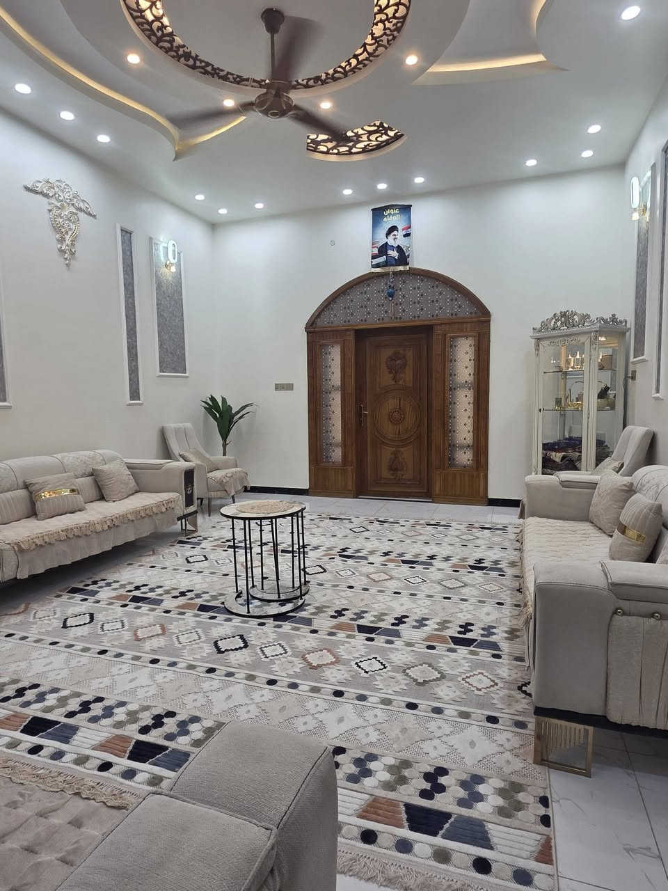 ☎️***********☎️
السلام عليكم واسعد الله اوقاتكم

يتوفر بيت للبيع  
مساحه 380 م 
بناء درجة اولى 
بناء طابوك 

#طابو ملك صرف زراعي عراقي وكاله ونسخه من الطابو  ولملاك موجود حي يرزق

مساحة البناء 280م
 
يحتوي البيت على 
غرف نوم عدد 2
ديوان 10 في 5
مطبخ بارد
مطبخ حار
صاله 
صحيات داخلي وخارجي
الطابق الثاني 
يحتوي على 
غرف نوم عدد 4 نضام سويد 
صاله 
كراج سياره 
وحديقه مرتبه 
 البيت بي مساحه ترك خلف البيت
 كلشي  منطقه هدوئ ومتوفر بيها جميع  
 الخدمات ماء كهرباء مدارس قريبه 
البيت فارق وجاهز للسكن 
البيت يقع على شارع 10م  اناره الشارع كله

#العنوان : بصره 
أم النعاج مقابيل حي بغداد 
قريب على شارع صناعيه حمدان 
مسافه 300 م عن شارع الصناعية 
((السعر 400 مع الاثاث وبي مجال))
هاتف ☎️***********☎️
