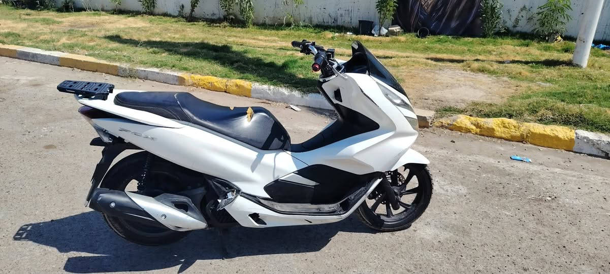 Pcxجيل ثالث دراجه 
بيه تلحيصات بصيطه كلش بل كفرات او كلج خلفي فقط الباقي كله كامل السعر ١٢ ورقه او بيه مجال بسيط مكاني بغداد حي العامل الرقم ***********

