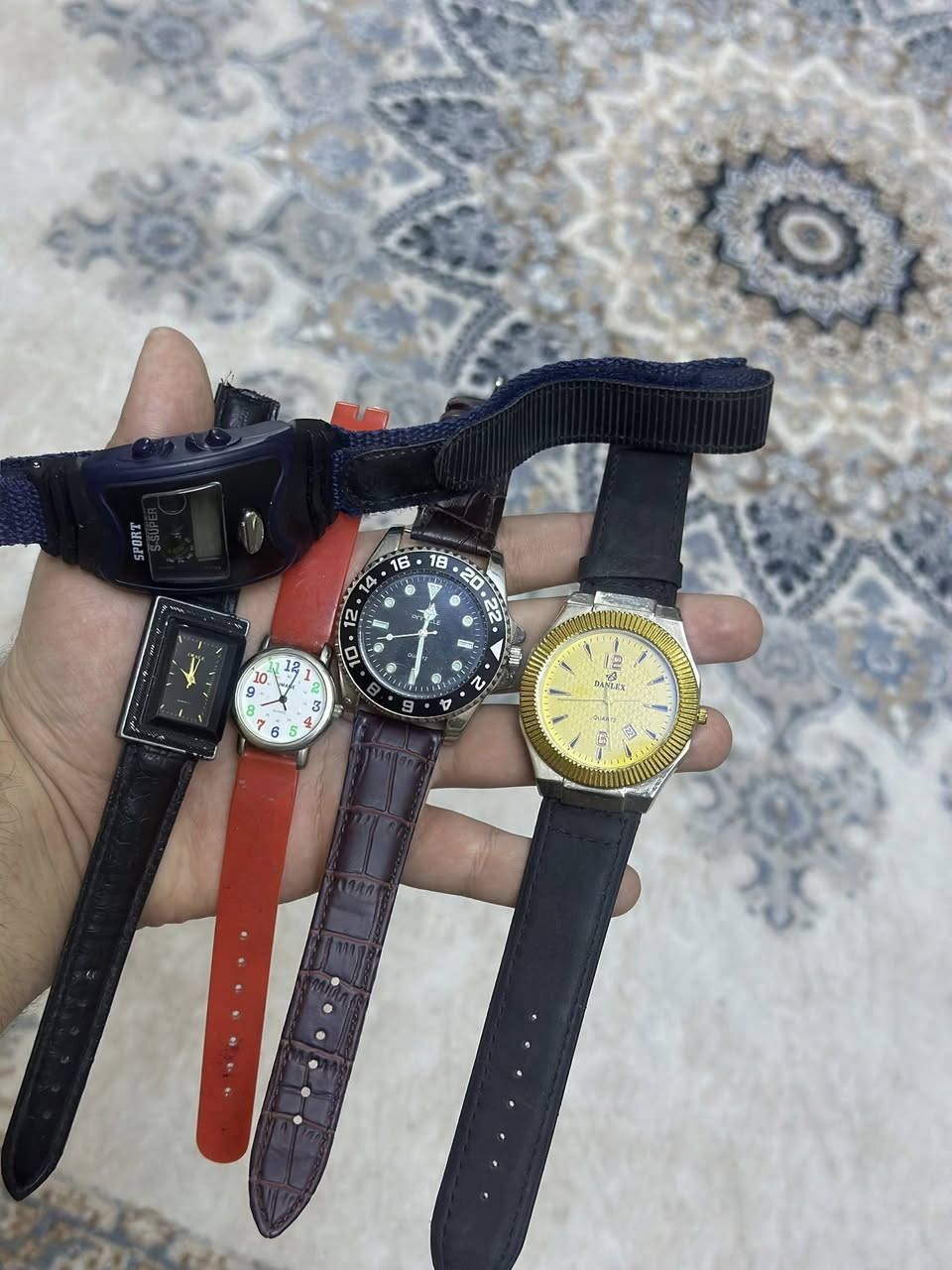 غراض باله اوربي
ساعات باله يحتاجن فقط بطاريات + حجر عباس اباد وقلم باركر وليرات قديمات سعرهن كلهن / 20 الف 
يوجد توصيل ***********
