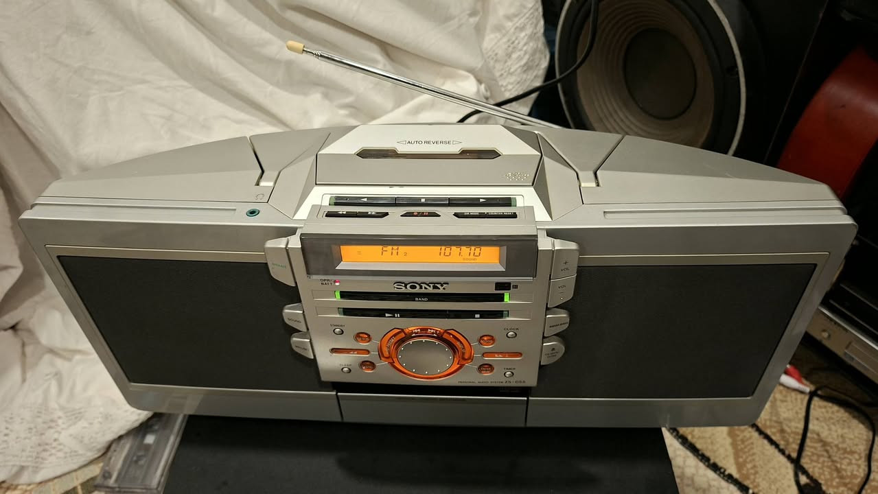 السلام عليكم 
مسجل من ماركة سوني ياباني راديو 📻 ثلاث موجات MW - LW - FM كاسيت قلاب 💿 CD
مداخل ثنين دخول و خروج مع بلوتوث جهاز شغال بالكامل بدون اي نقص نضافة ٩٩% 
سعر ١٦٥ الف للاتصال *********** كركوك 
يوجد توصيل كافة محافظات
