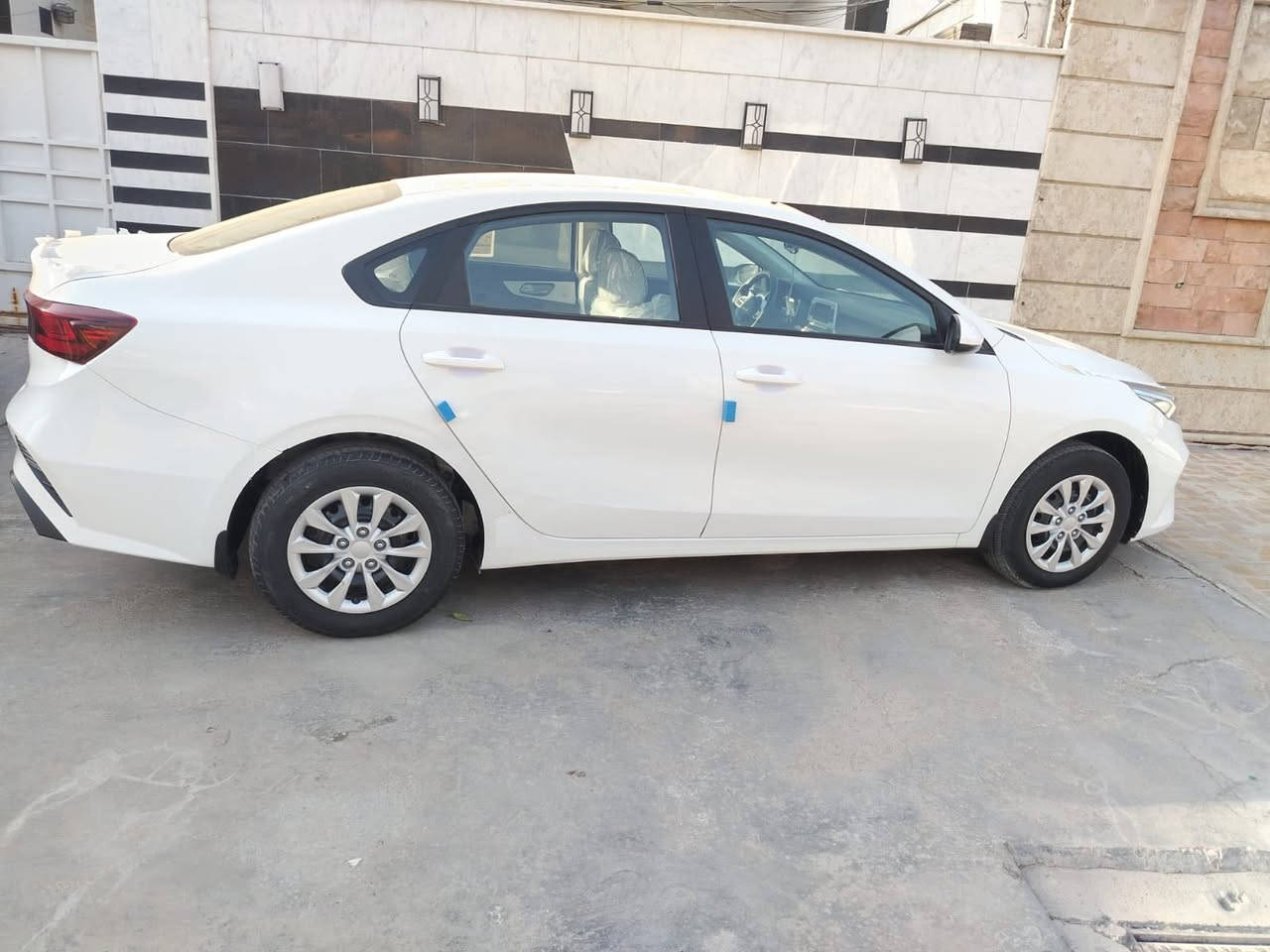 أسلام عليكم 
للبيع كيا سيراتو خليجي 2024 رقم بغداد انكليزي باسمي مكينة 2000 دوش ماشية 38 الف سيارة كلش حلوة ونظيفة ومابيهة اي نقص بيهة طخة بجاملق الخلفي صبغت الطخة حك شبر الباقي كفالة عامة عنوان السيارة بغداد المشتل السعر 175 وبيهة مجال 
للاستفسار ***********
