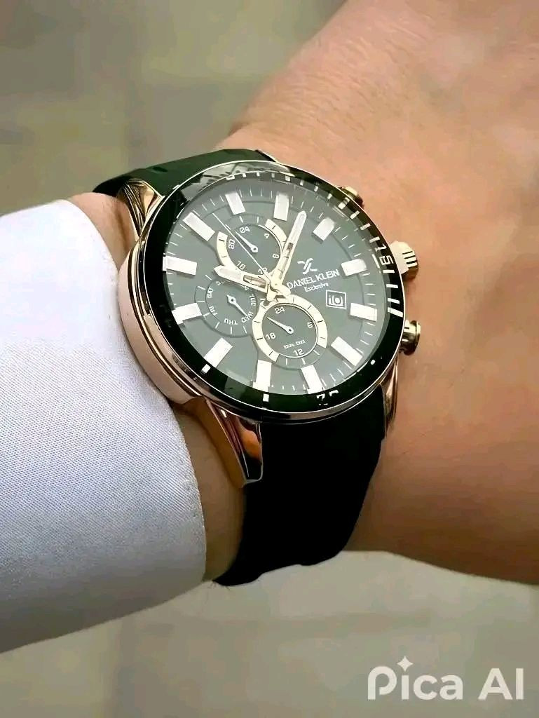 🌿 بسمِ اللهِ الرَّحمنِ الرَّحيمِ 🌿
والصَّلاة والسَّلامِ عَلَىٰ رَسُولِ اللهِ ﷺ
✨ #مــزاااااد_الأناقة ✨
​ساعة دانيال كلاين (DANIEL KLEIN) الأصلية ✅ قطعة حصرية تجمع بين الفخامة والوظائف المتعددة، مصممة لمن يعشق التميز.
​🔨 تفاصيل المزاد (Auction Details):
​بداية المزاد: من 35$ دولار.
​أقل رفعة: 5$ دولار.
​السوم: حصراً بالدولار $.
​موعد الانتهاء: غداً إن شاء الله، الساعة 05:00 مساءً.
​شرط الاعتماد: إرسال (الاسم، العنوان الكامل، رقم الهاتف) أولاً. 📱
​🔴 المواصفات الفنية (Specifications):
▫️ الماركة: Daniel Klein 🔹 أصلية 100%.
▫️ المكنة: كوارتز ياباني دقيق 🇯🇵.
▫️ الطوق (الهيكل): روز كولد ستانلس ستيل مقاوم للصدأ.
▫️ السير: ربر أخضر عالي الجودة (مريح وأنيق).
▫️ المميزات الإضافية:
▫️ سناتر شغالة: لوظائف متعددة.
▫️ توقيت مزدوج: سنتر توقيت منطقة أخرى (GMT).
▫️ التاريخ: نافذة عرض التاريخ الشهري.
▫️ الرؤية: عقارب وأميال مضيئة في الظلام.
▫️ القياس: قطر 45 ملم.
▫️ المقاومة: مقاومة للماء 50 م 💦.
​📦 الحالة: جديدة تماماً (New Condition) 😍.
⬅️ تأتي مع: العلبة الأصلية، كارت الضمان، والعلاقة الأصلية.
​🚖 التوصيل:
متوفر لجميع محافظات عراقنا الحبيب 🇮🇶.


**إذا كنت صاحب هذا الإعلان وتريد حذفه لأي سبب، رجاءا أرسل رسالة إلى الدعم الفني**