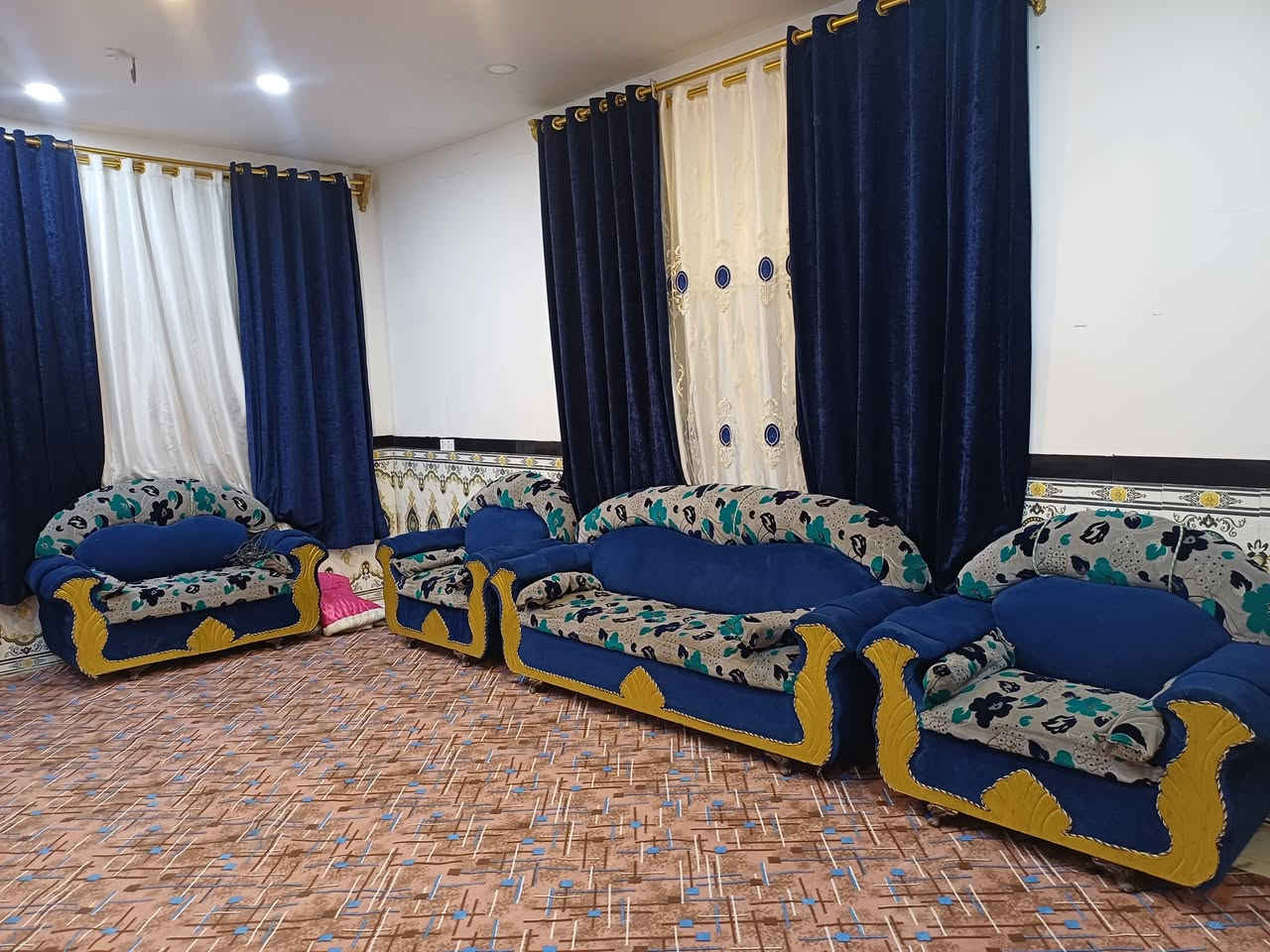 تخم ١٢ مقعد مع بردات 
السعر ٤٠٠ الف
المكان وردية خارج البونافع 
للأستفسار ***********
