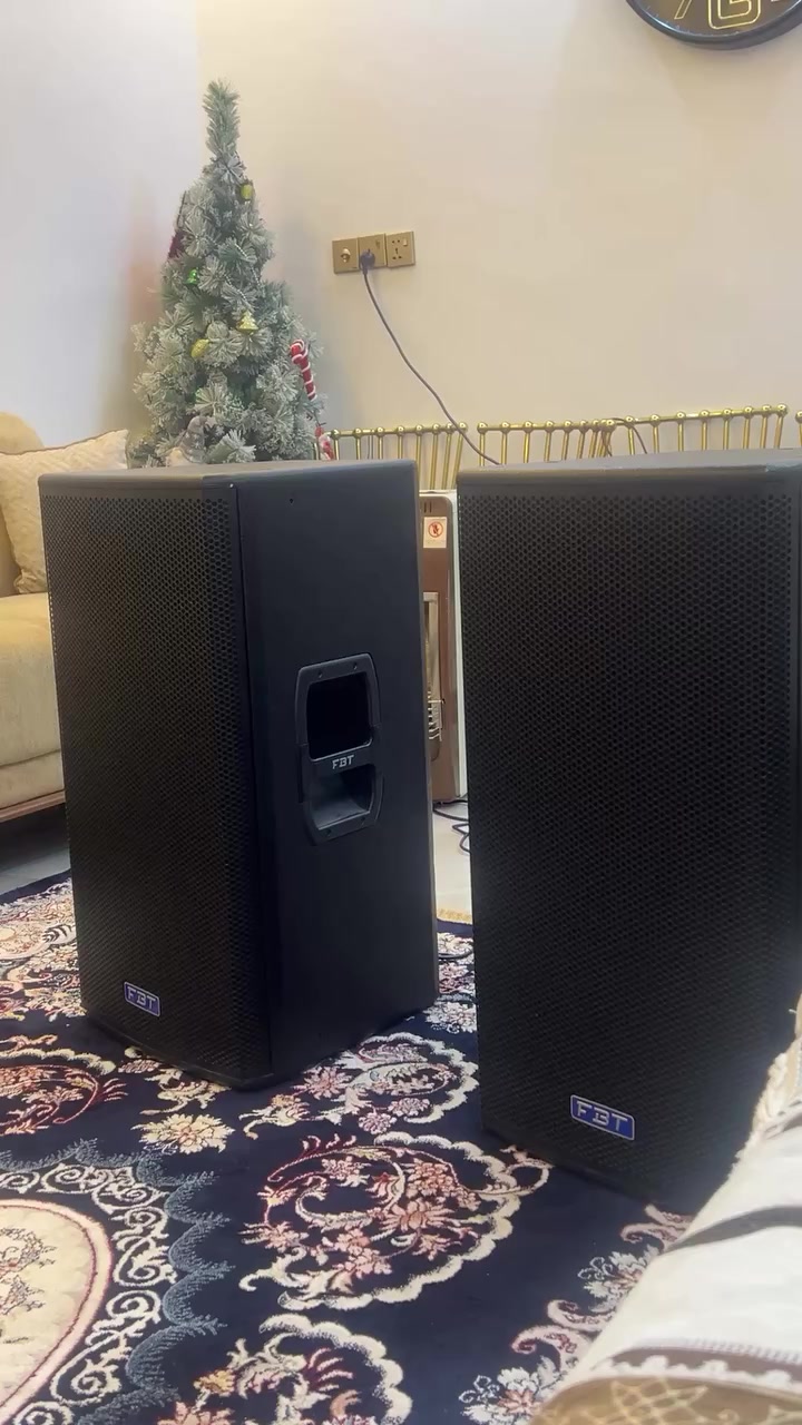 السلام عليكم سماعات افبيتي كسر كارتون للبيع مستعملات شي قليل كلش تاخذهن هنة وكراتينهن مكاني كوت 
الرقم *********** بس واتساب خط متوقف بس واتساب 
+ موجود ستاند سماعات زوج مستعمل هم للبيع 
ملاحضة تريد بس سماعات سعر وحد تريد ستانات سعر وحد 
تريدهن كلهن سعر وحد واني بخدمتكم ❤️
