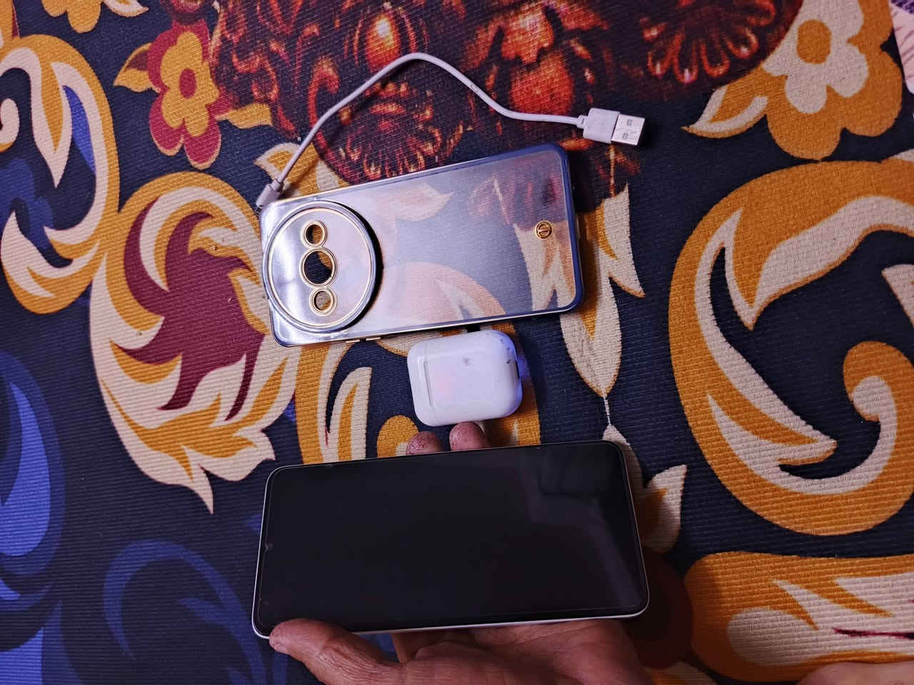 بوكو c61
ذاكرة ١٢٨ جهاز جديد كلش مثل مموضح بالصور اي شخط مابي كله جديد ومكفول نت شحن اتصال تكنيك كله مكفول 
ملحقاته ايربود كوبي ولاصق شاشه وحافظه
للبيع السعر٨٥ الف بي مجال قليل للشراي
المكان حي الاعلام شارع المركز
***********
