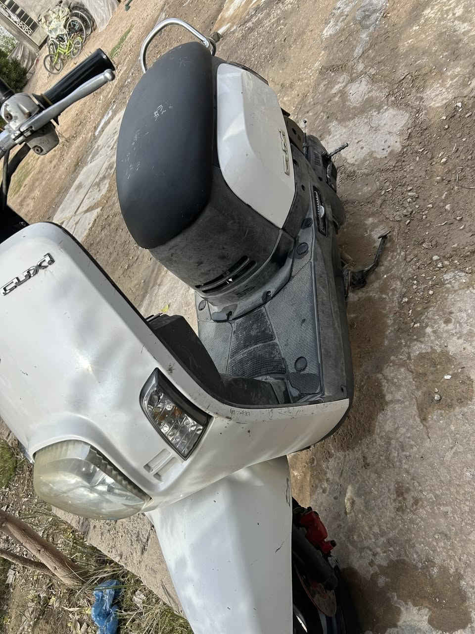 سلام عليكم بوليس للبيع دراجه نضيفه وجاهزه من كلشي نوزل واني محور الهندر مالته عندي الهندر البلادي مالته سعر 650رقمي ***********
