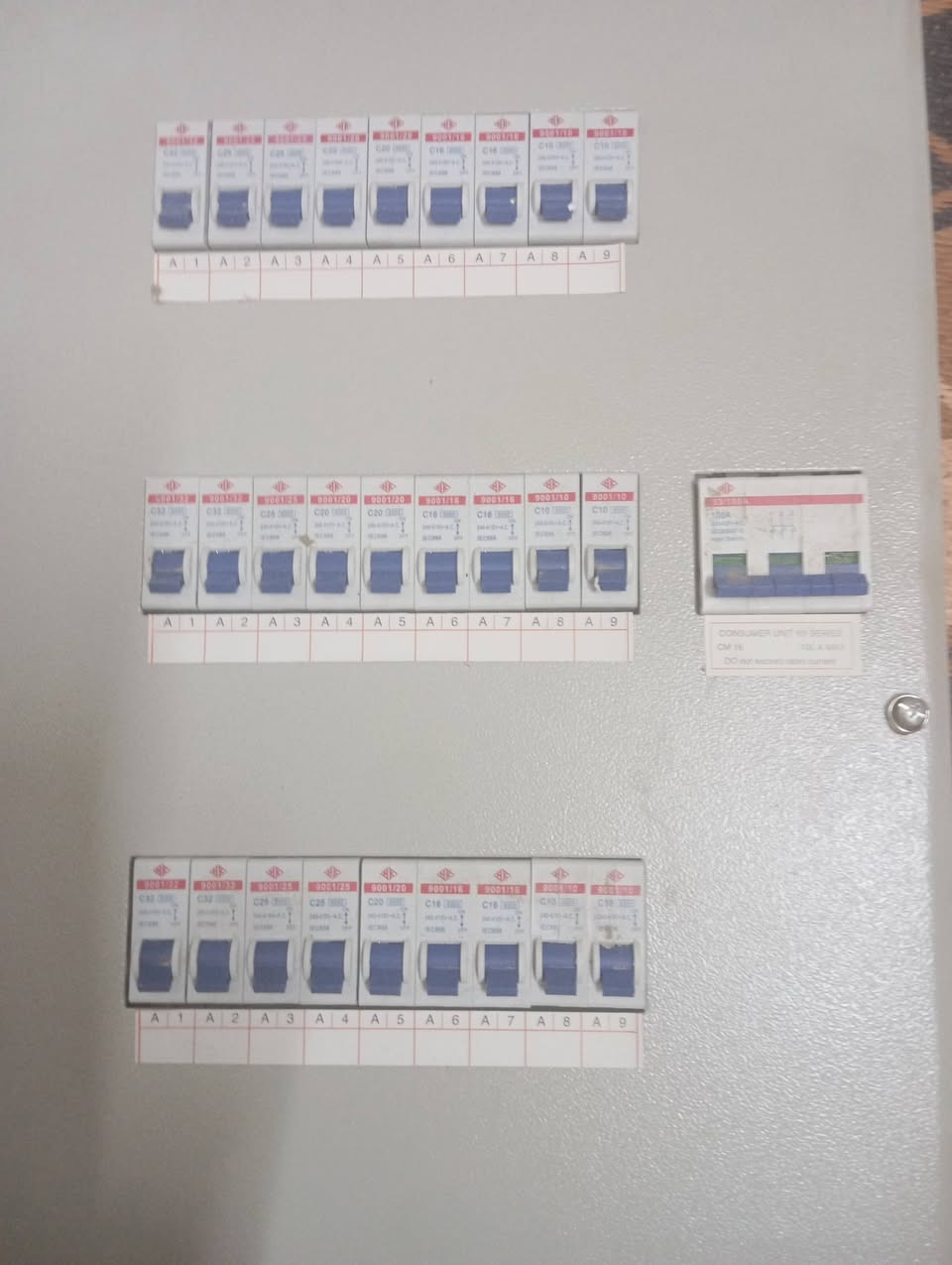 بورد كهرباء للبيع سعر القطعه 50الف عندي 10 قطع اليردهن كلهن بيهم مجال العنوان مدينة الصدر رقم ***********
