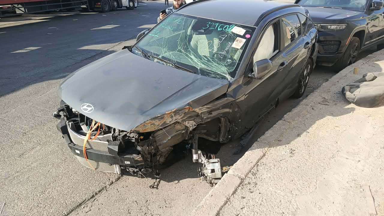 كونا 2025 فول مواصفات نقص فتحة
دخول جديد اوراقها باسمي
داخل ابيض
بصمه ابواب وتشغيل
فول تحكم
شاشه متصله
محرك 2000 دوش
تو ويل السيارة 
السعر 120 $ بيها مجال 
للبيع او المرواس
اي استفسار ***********
