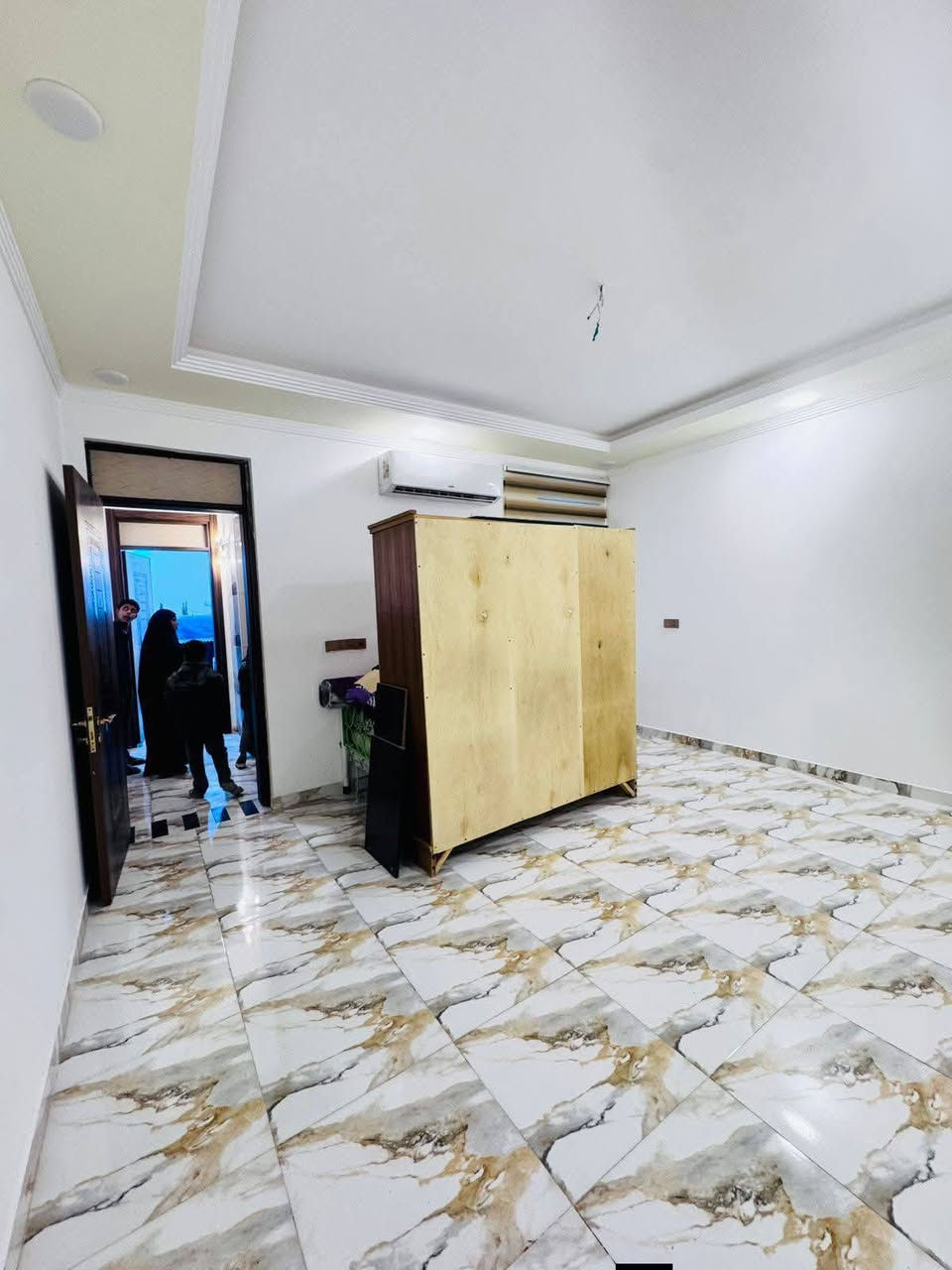 دار لرهن مساحه 80 متر مكانه نجف مجمع بيتي مقابيل مجمع لكرار سعر رهن 15 وسنه وقابل لتجديد يحتو عله غرفه ومطبخ ومطبخ حار وحمام
استفسارخاص ***********
