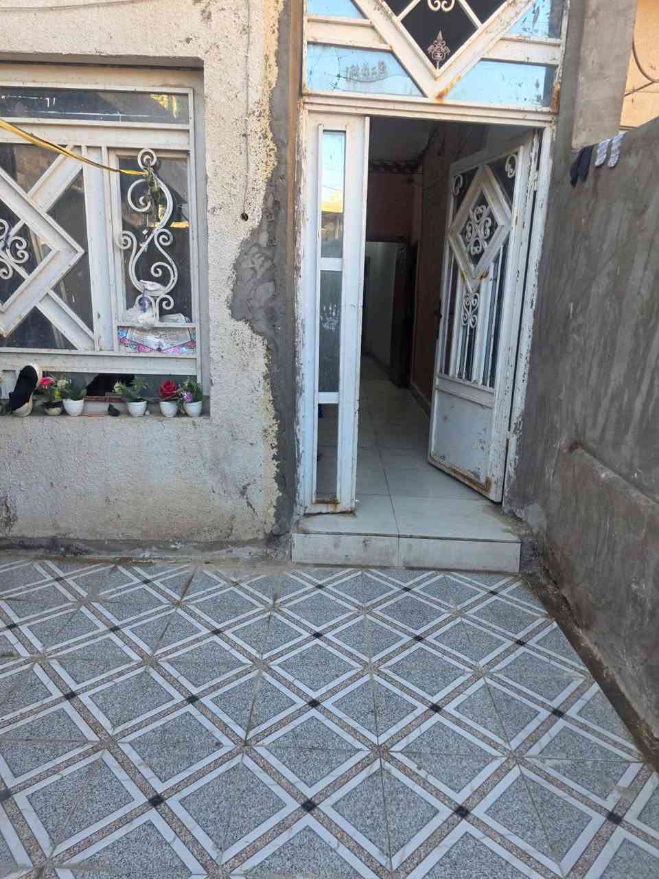 سعر مناسب جدا مستعجلين على بيعته مساحه 100 شارع الشيرازي خلف مدرسةالبتدائيه  الاوائل الاهليه شارع مبلط وخدمي ومحلات كدام البيت وسوبر ماركت  نبيعه بسعر قطعه والله العظيم لان نريد نشيل الى كربلاء
بناء
غرفه 5/5 ومطبخ وصاله وحوش وصحيات خارجيه  عذراً بس غرفه ماصورناها لان بيها غراضنه مشددينهن ليريد يجي يشوف بيعنه وبي خير ويدلل ‏‪***********‬‏
سعر مناسب جدا مستعجلين على بيعته مساحه 100 شارع الشيرازي خلف مدرسةالبتدائيه  الاوائل الاهليه شارع مبلط وخدمي ومحلات كدام البيت وسوبر ماركت  نبيعه بسعر قطعه والله العظيم لان نريد نشيل الى كربلاء
