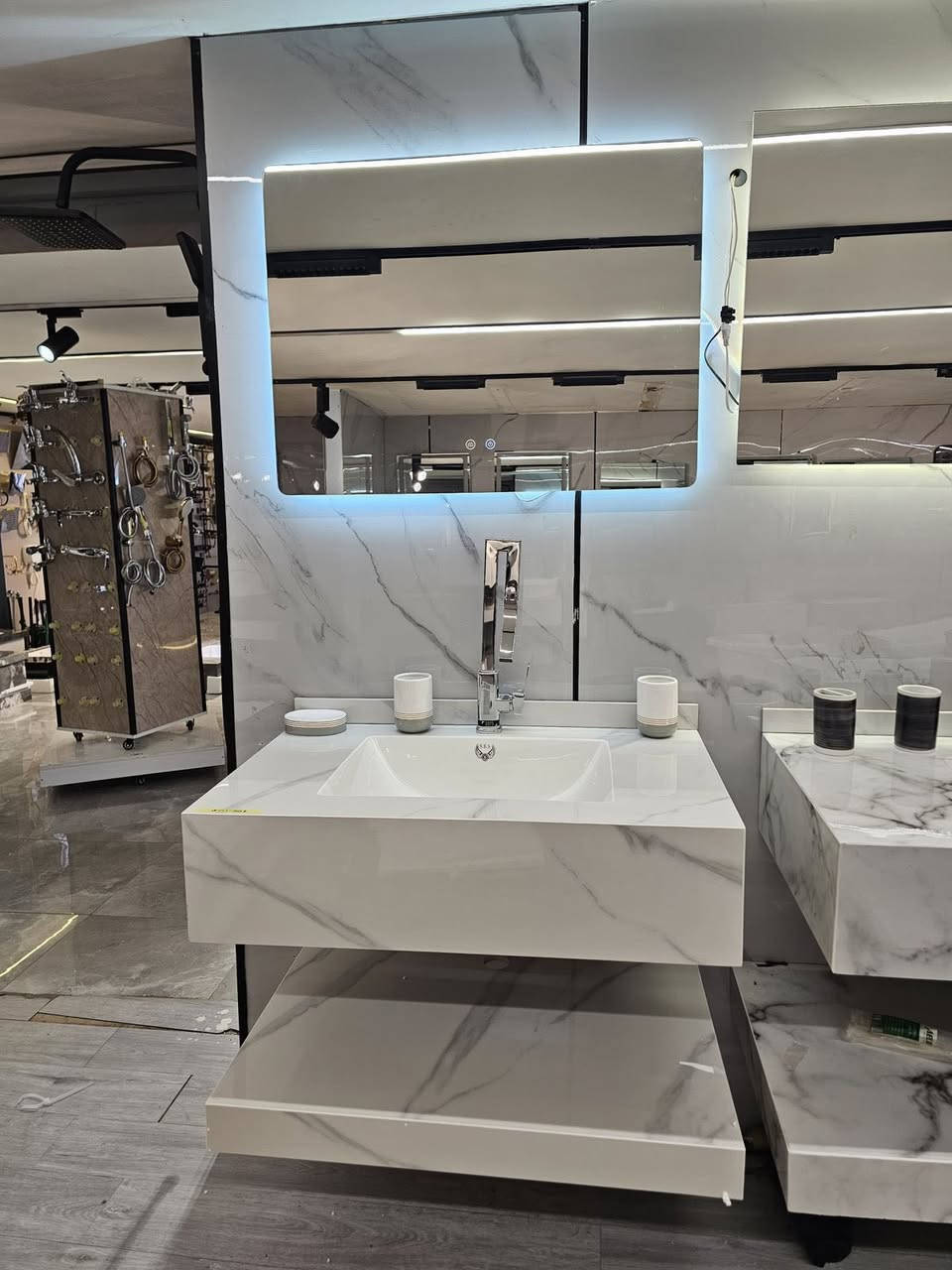 على بركه الله وصول مغاسل بورسلين صيني ثقيل جدا
قياس60و80 

مجمع نور الثقلين لبيع المواد الإنشائية جمله ومفرد  بادارة الحاج  هاشم القريشي 
***********
*********** مؤمل
 الفرع الرئيسي طريق كوت  بغداد قرب سيطره بغداد
 الفرع الثاني  ساحه العامل قرب مصرف قرطبه
