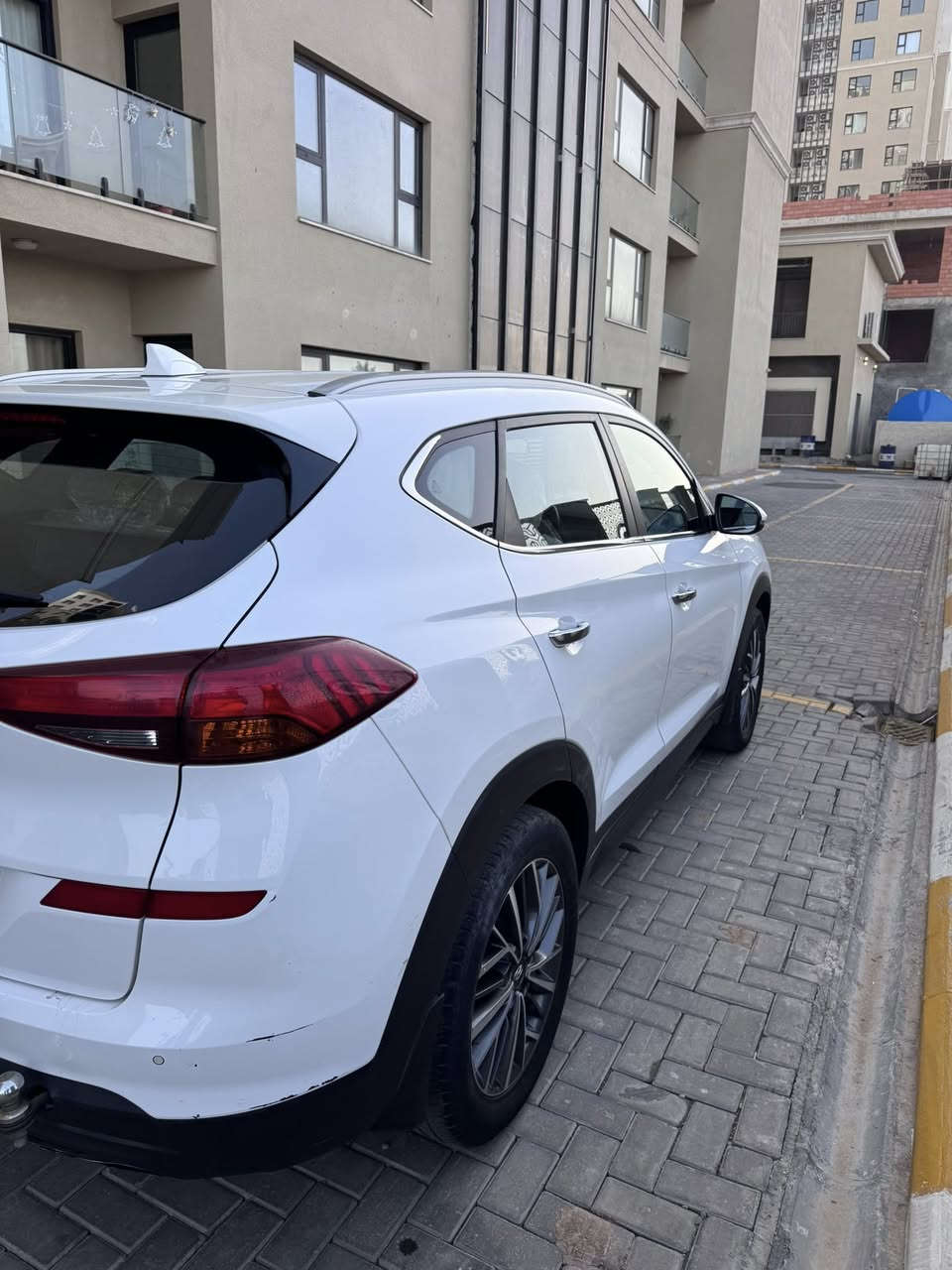 هونداي توسان خليجي 2019
فول عدا البانوراما 
بصمه
حساسات أماميه خلفيه
لايت متحرك
شحن وايرلس 
مري شفط
كشنات جلد 
وباقي المواصفات المعروفه
بيها صبغ مقدمه البنيد فقط اقل من ربع
بدون دواخل ولا ايرباك 
ملاحضه اخوان السياره عليها غرامه مليون ونص  تخصم من. قيمه السياره 
تحويل مباشر 
السعر 182
***********
بغداد حي الجهاد
