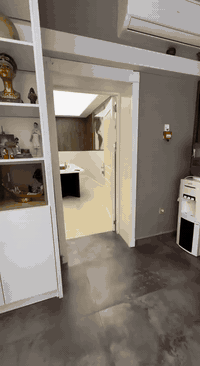 لأول مرة في الجنوب يعلن معرض كاكه مروان عن توفير وتُصنع……..
 الأسقف الفرنسية الاسترتش سيلينج من غشاء بولي فينيل كلورايد (PVC) عالي الجودة يُشد حراريًا فوق هيكل من الألومنيوم. من مواصفاتها الرئيسية: مقاومة للرطوبة والحرارة حتى 80 درجة مئوية، متانة عالية، وسهولة في التركيب والتنظيف. كما أنها تتوفر بأنواع مختلفة (مط، لامع، مطبوع) وتُستخدم لإخفاء عيوب السقف الأصلي وإضافة لمسة جمالية راقية ،تتوفر بمواد تركية وفرنسية.

بعيداً عن التقليد ، هذا السقف يكون بديل السقف المغربي والثانوي ،وايضاً يمكنك تبديله في المستقبل.
#للاستفسار__والتواصل
***********
***********
#معرض #decor #explorepage
