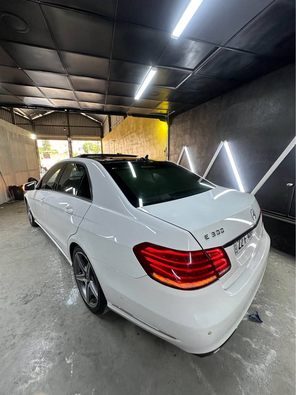 MERCEDES BENZ E300
مۆدیل / 2016
بەبێ سبوغ بەس لەسەر دەرکەی دوو بست ساردە 
ماوەی ڕۆیشتن 165 هەزار کیلۆمەتر 
سەنەوەی تا 2028 نوێیە 
بۆ پەیوەندی کردن / *********** سوران, أربيل
