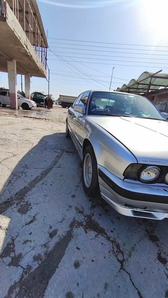 السلام عليكم بي ام للبيع موديل 91 سياره جديده كلش سياره كير عادي 6 سلندر سياره رقم كركوك دولي باسمي مكان السياره الديوانيه السعر 55بيها مجال رقم الهاتف***********
