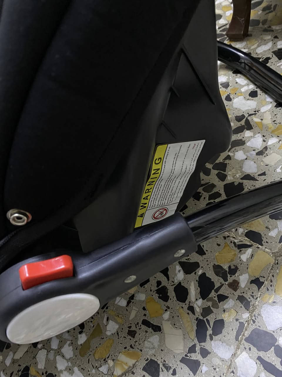 كرسي سيارة اطفال غير مستخدم نهائيا ً
ماركة baby land 
‎كرسي أمان مخصص للأطفال يثبت داخل السيارة، مبطن ب اسفنج 
‎ومريح ويحافظ على سلامة الطفل أثناء الطريق.
‎يحتوي على حزام أمان داخلي قوي وقماش قابل للتنظيف
 ويحتوي على مظلة تكدرين تشيليها او تبقيها


**إذا كنت صاحب هذا الإعلان وتريد حذفه لأي سبب، رجاءا أرسل رسالة إلى الدعم الفني**