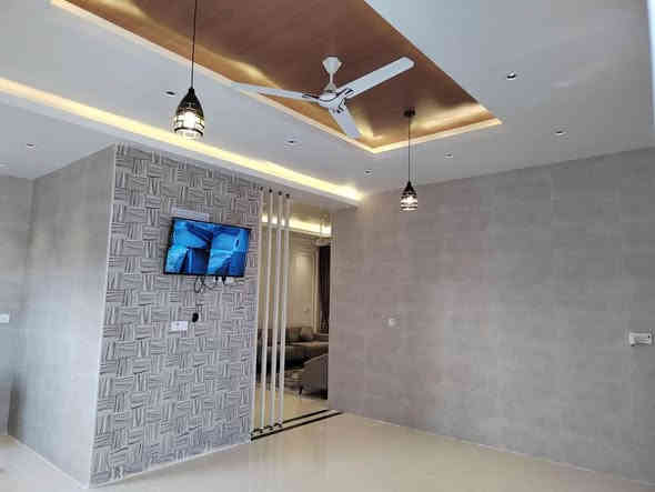 بيت 400م مساحه البناء 240م
متكون من غرفتين وصاله ومطبخ وبراني ومحمع صحي داخل وخارج البيت بناء حديث 
تصميم ديكورات حديثه الموقع طريق ديوانيه نجف داخل مجمع الشافعيه يبعد عن الشارع العام 400متر 
السعر 160 مليون 
 للاستفسار ***********
