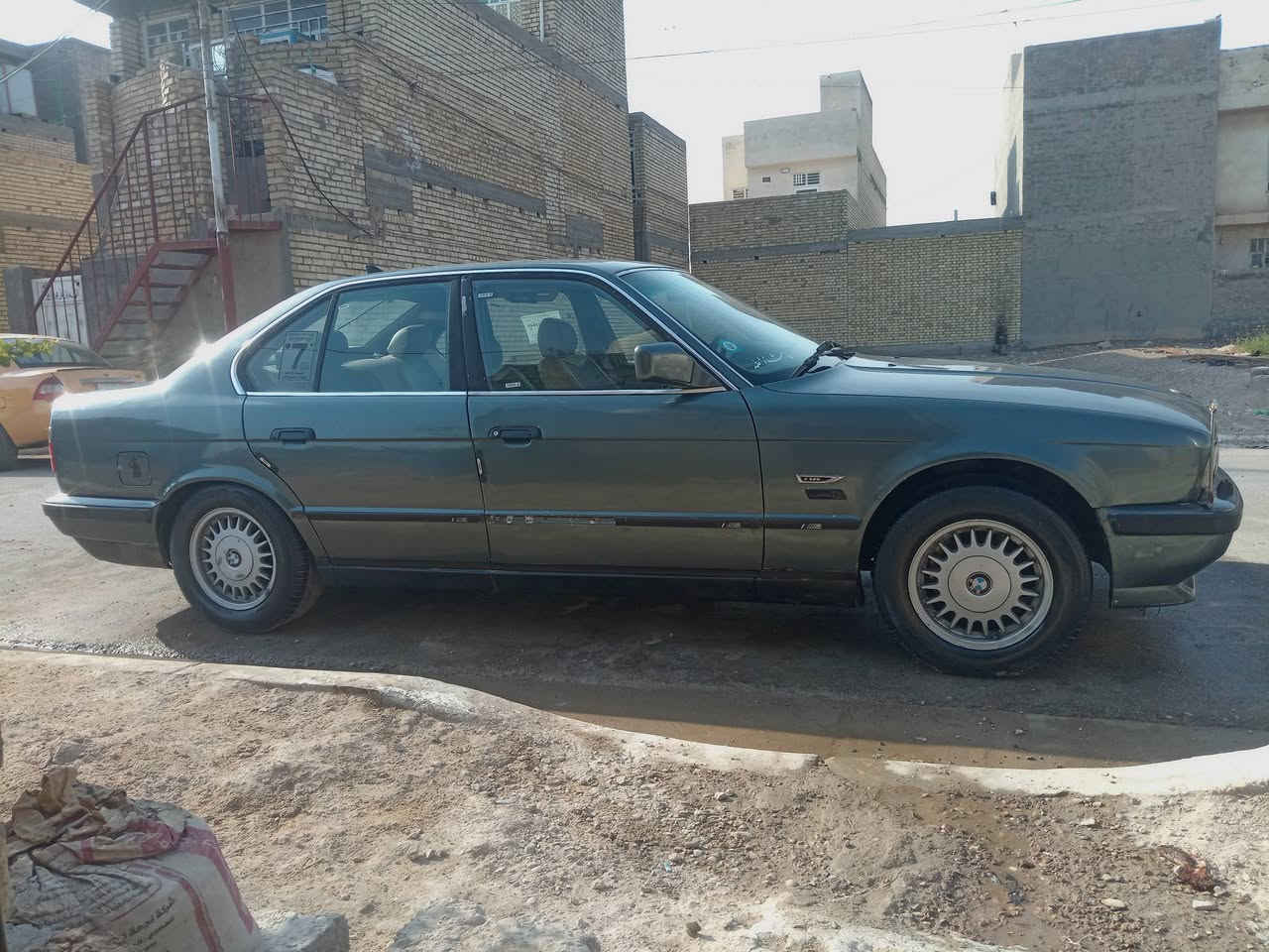 السلام عليكم للبيع بي ام ٥٢٠ كير عادي موديل ٩١ بأسمي رقم انكليزي جديد جام شغالات كهربائي سياره أوربي بدون تبريدمكاني بغداد حسينيه سعر ٤٠هذا ***********
